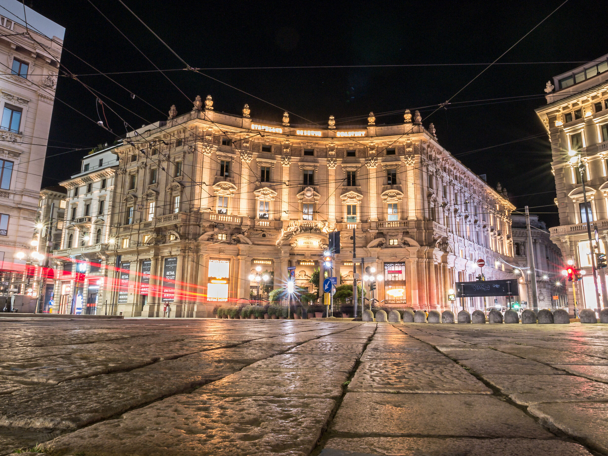 Piazza Cordusio - Starbuck - Milan