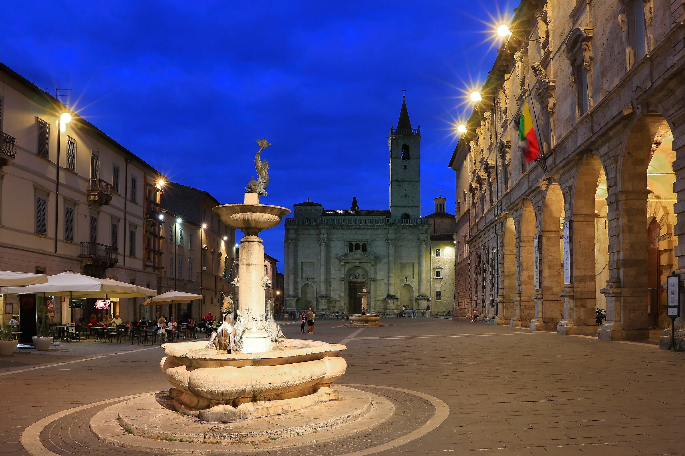 Piazza Arringo. Ora blu