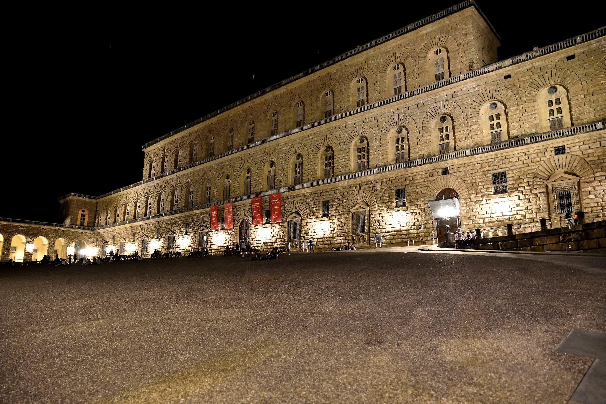 Piazza Pitti in notturna