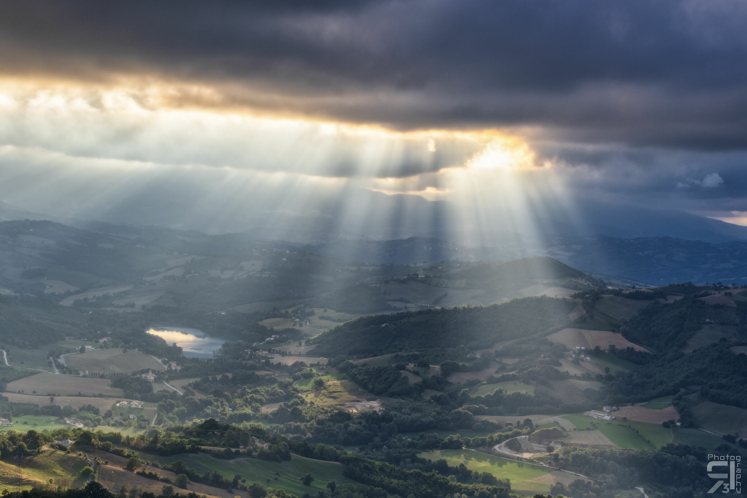 Fasci di luce sul lago di San Ruffino
