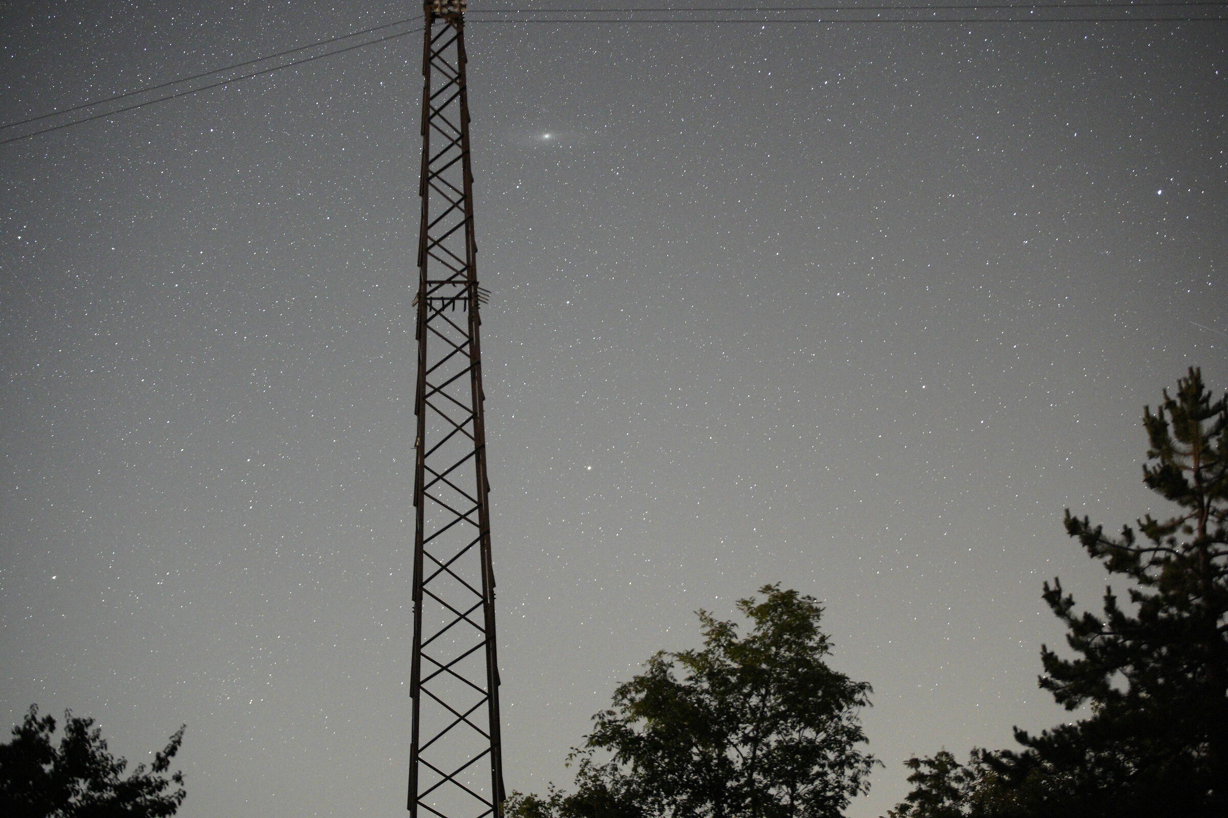 galassia di Andromeda vicina al traliccio