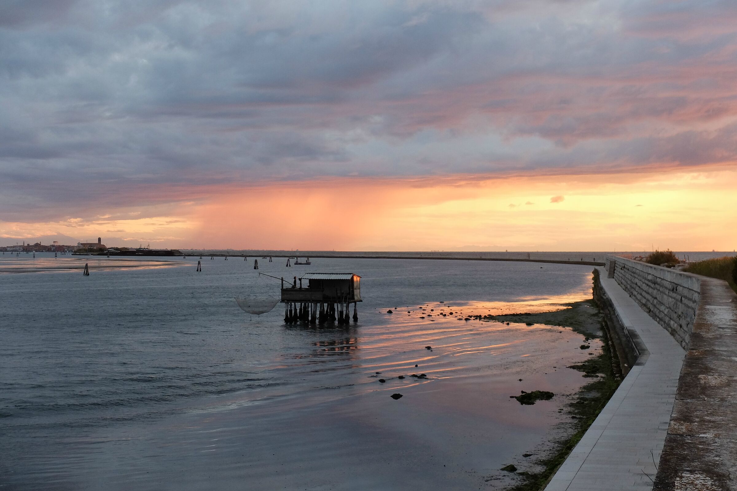 Alba sui murazzi a Pellestrina (ve)