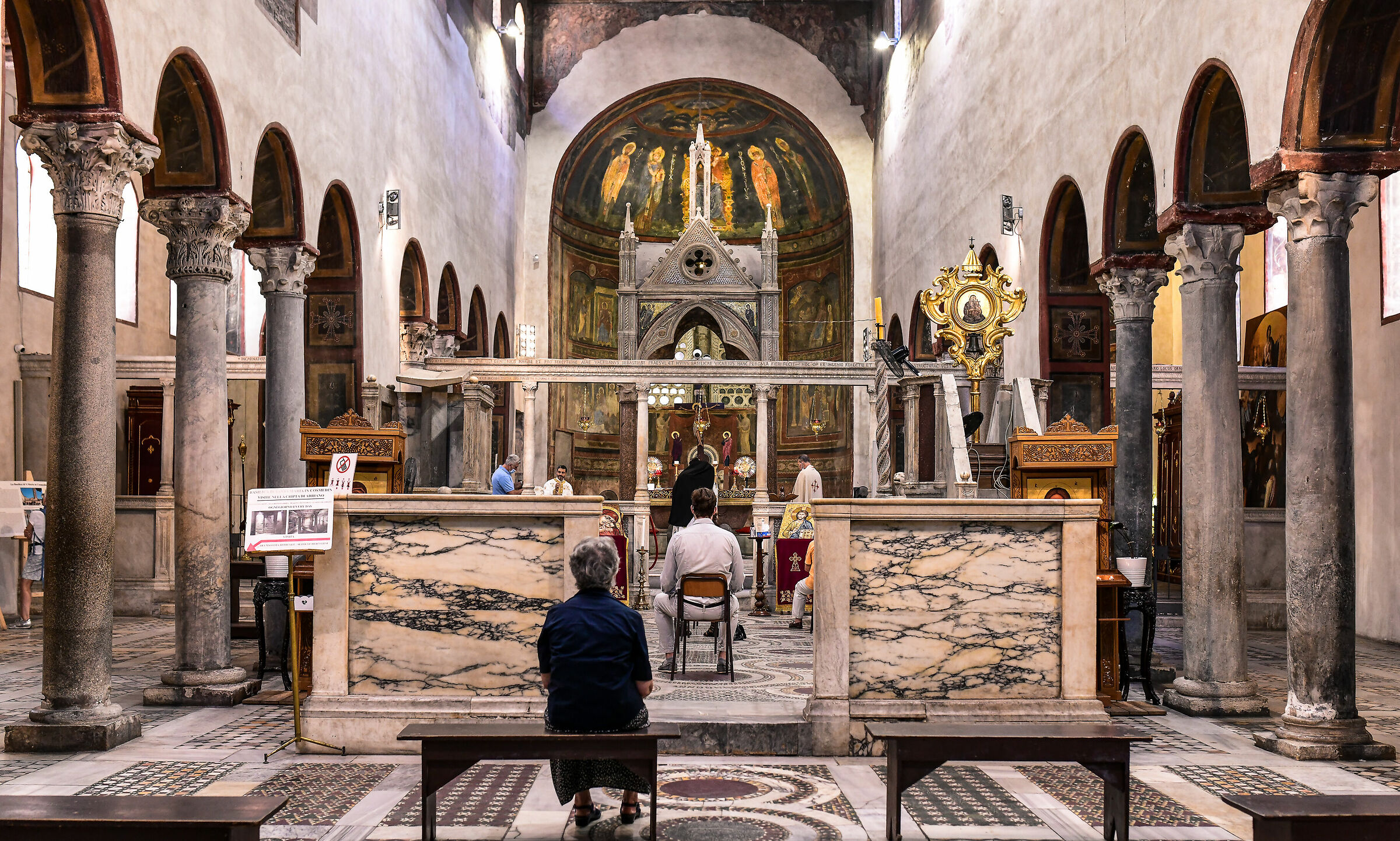 Roma-Interno Basilica Santa Maria in Cosmedin