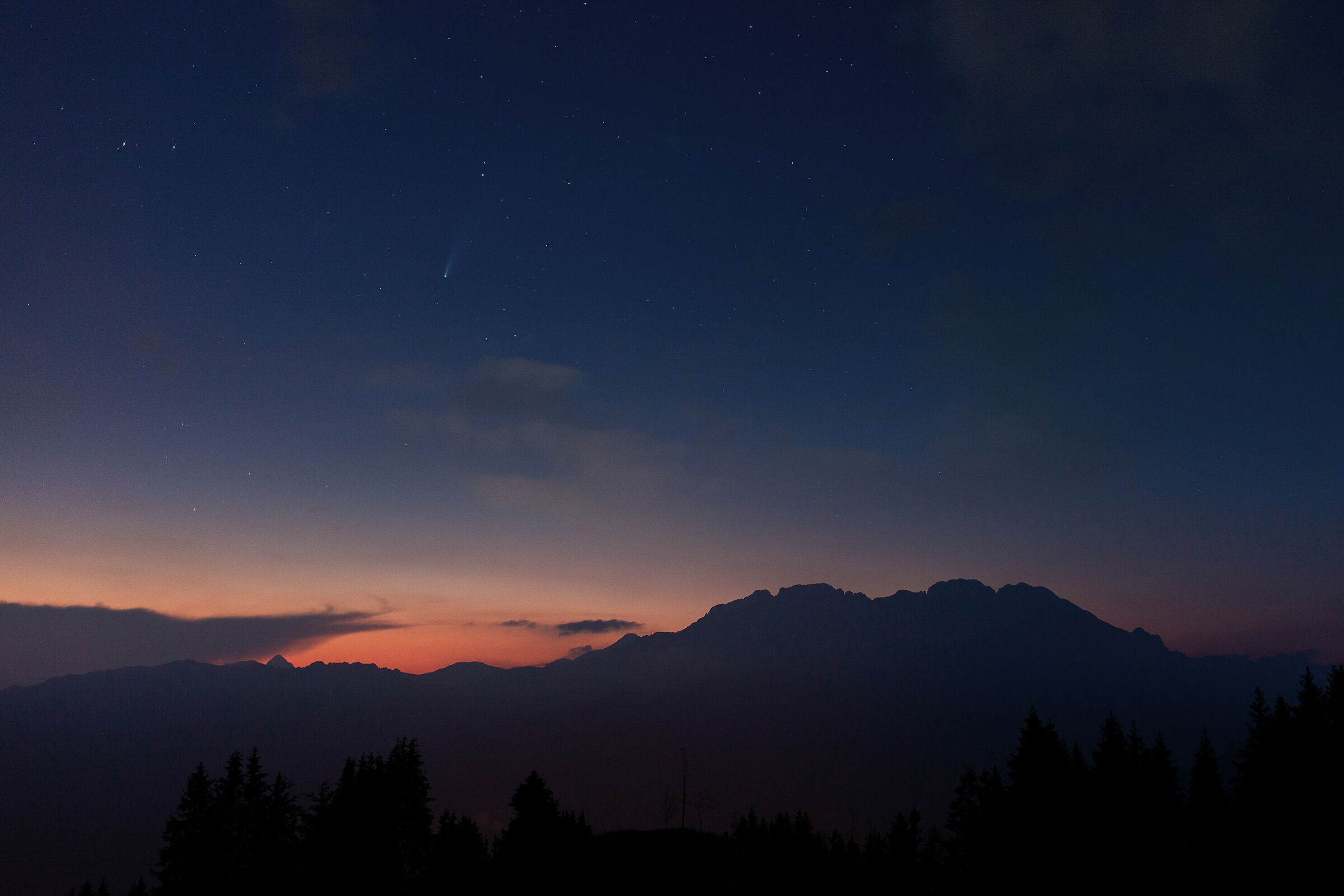 La cometa Neowise nel suo percorso sopra la Presolana