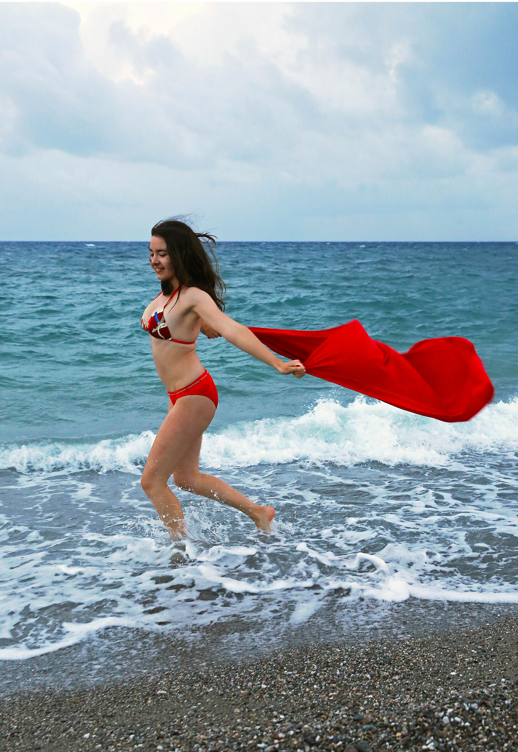 Elisabeth avec la serviette de plage rouge