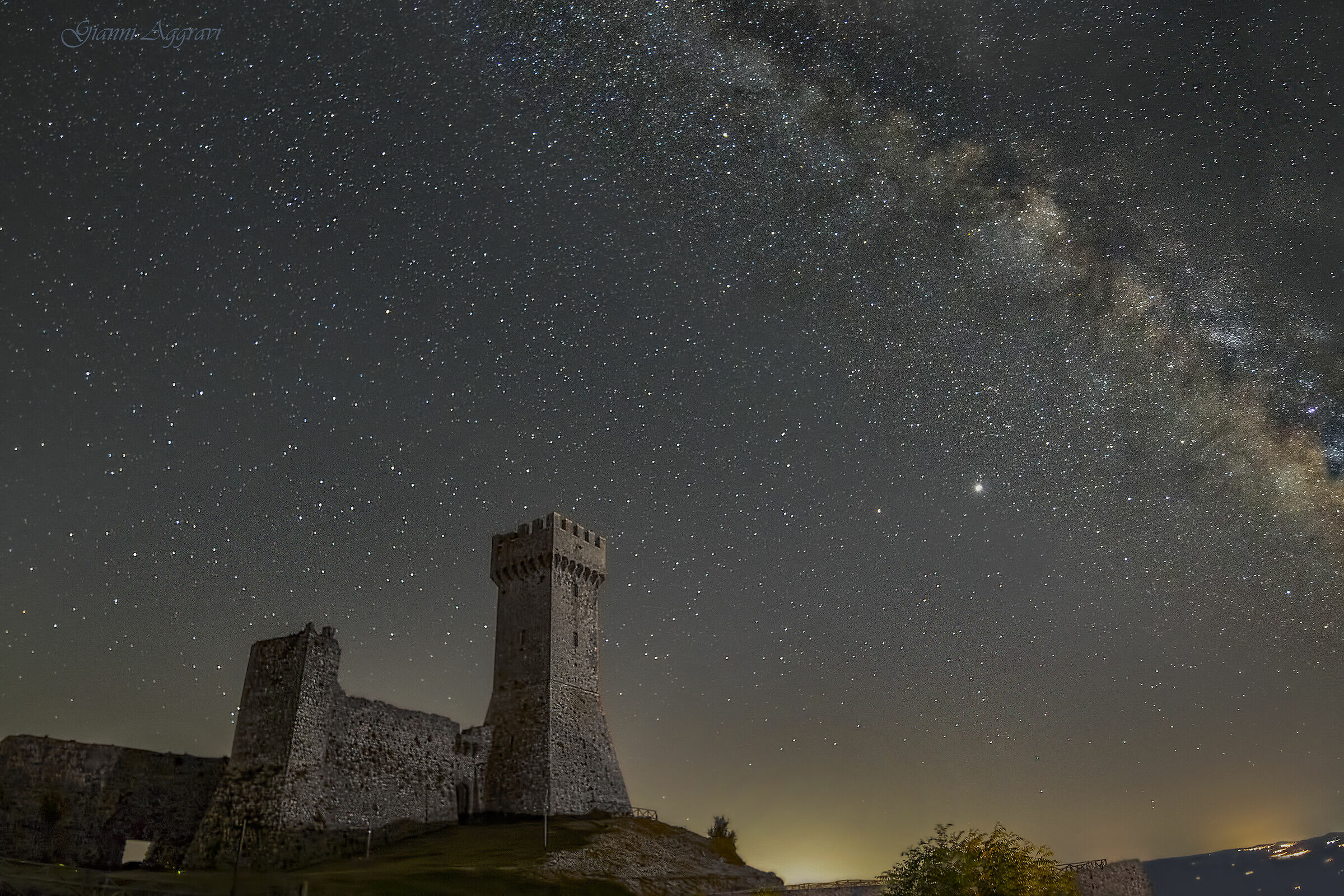 Radicofani e la sua Rocca sotto le stelle