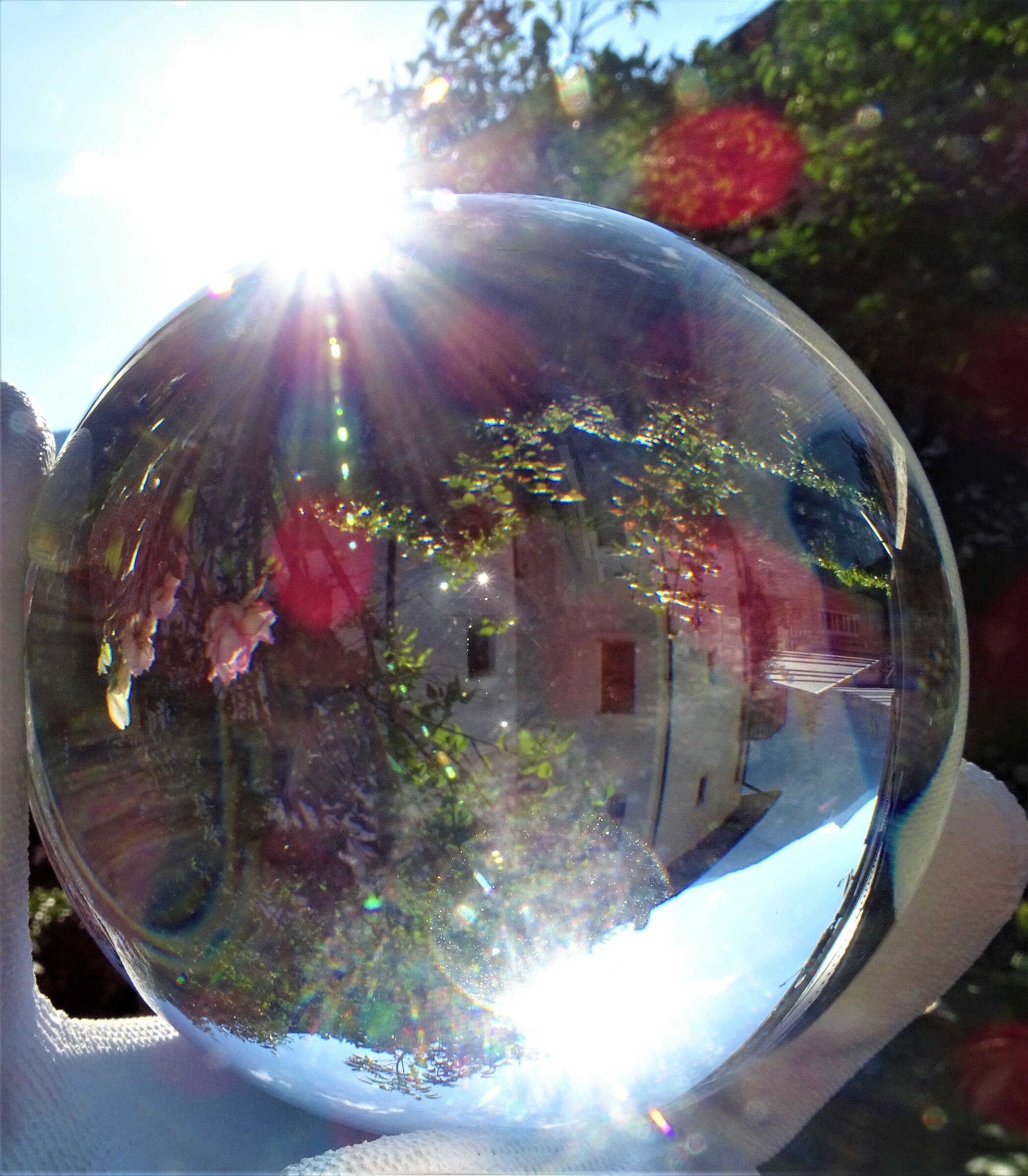 il sole di montagna in una sfera di cristallo...