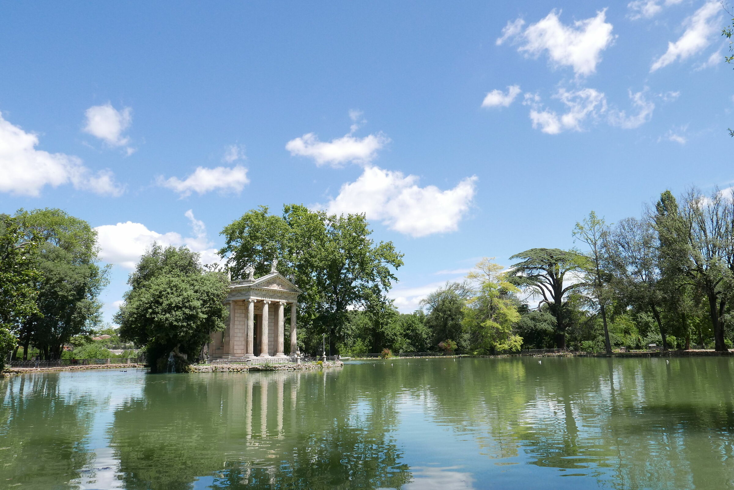 Laghetto di Villa Borghese con il tempio di Esculapio