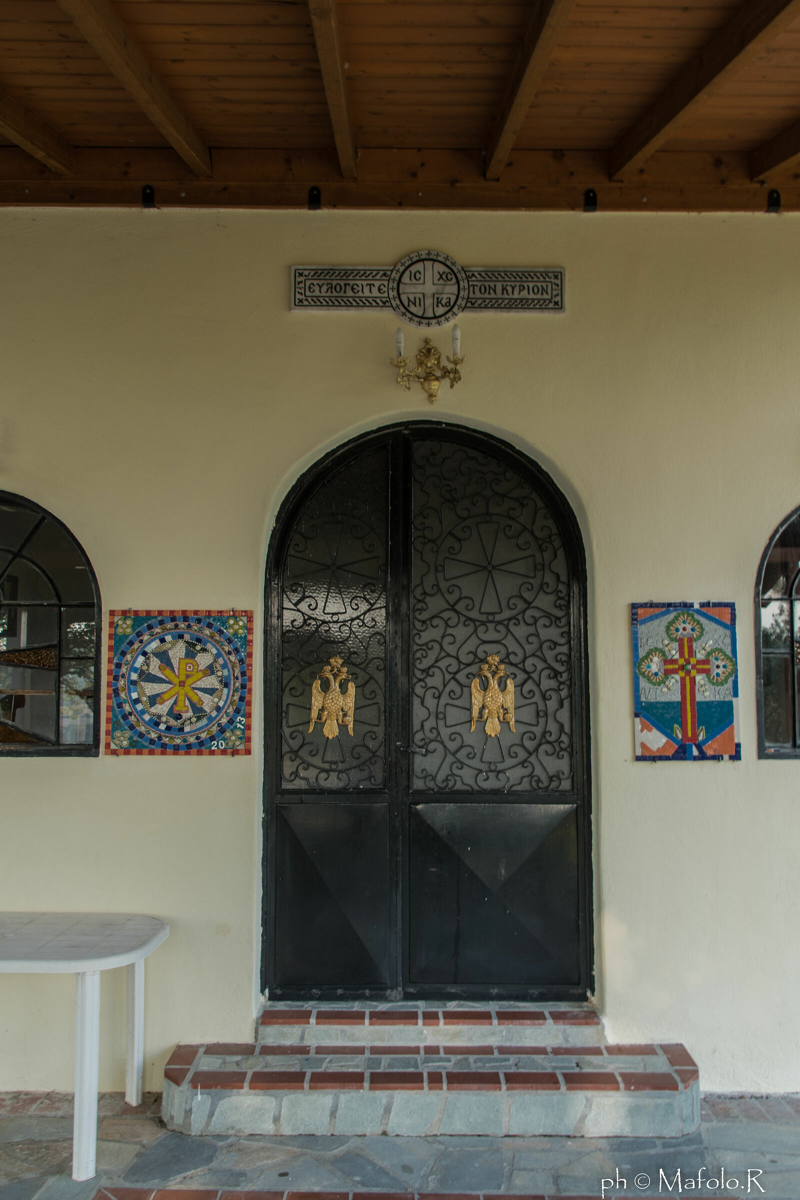 l'ingresso della chiesa