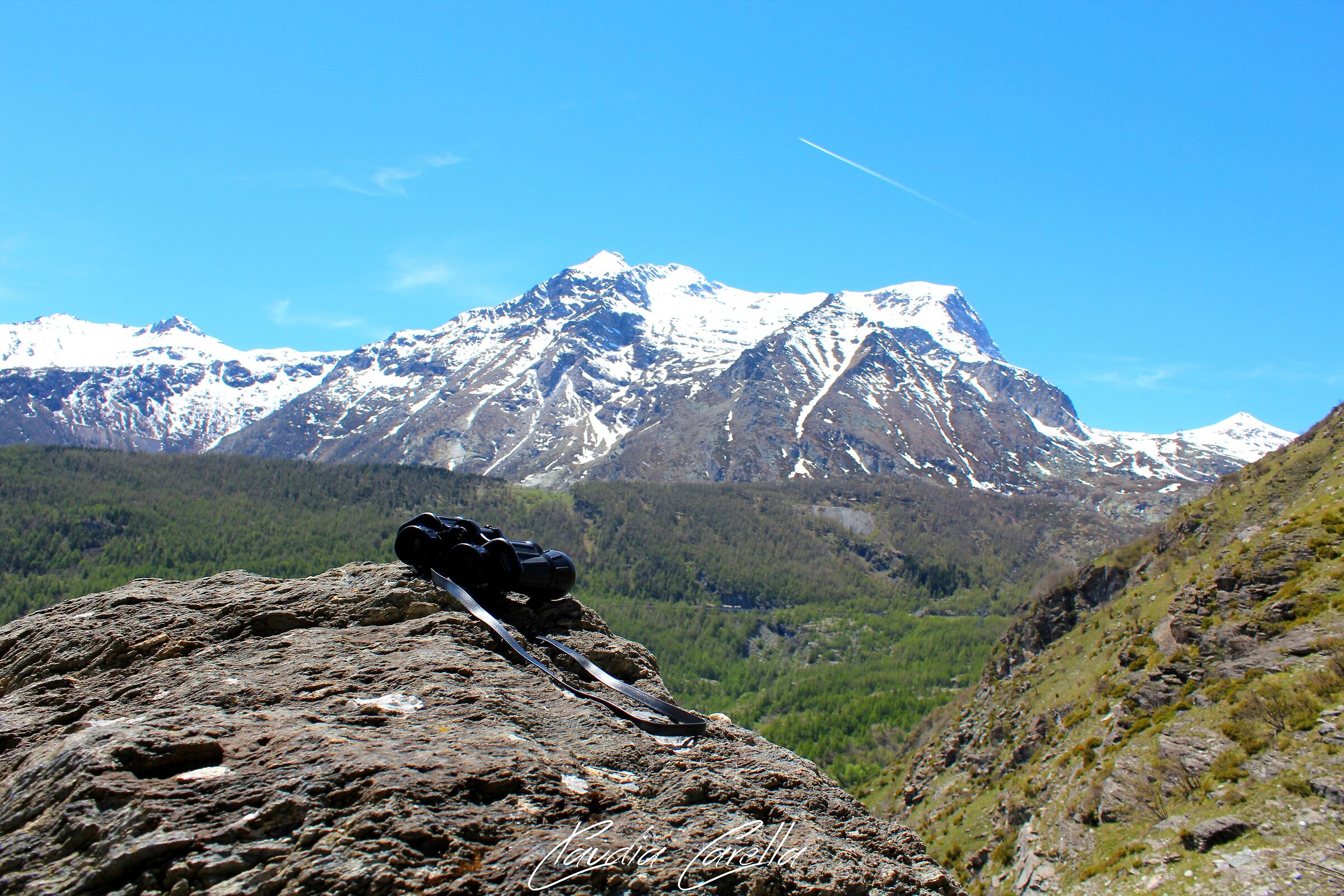 Binocolo e paesaggio. (Val di Susa)