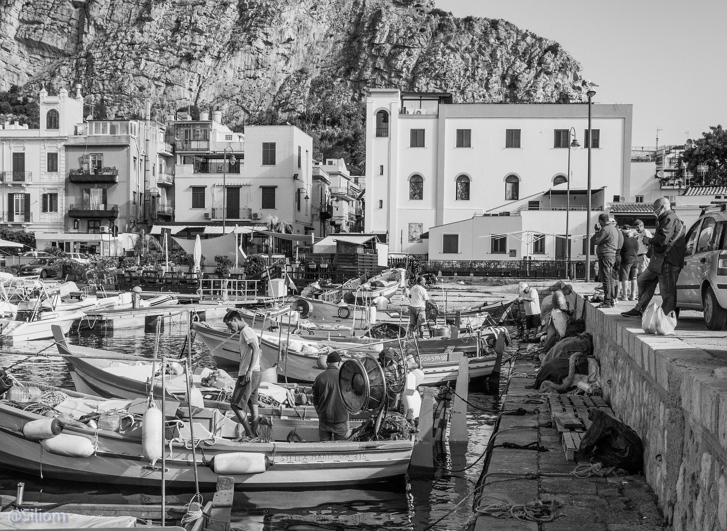 pescatori al molo di Mondello