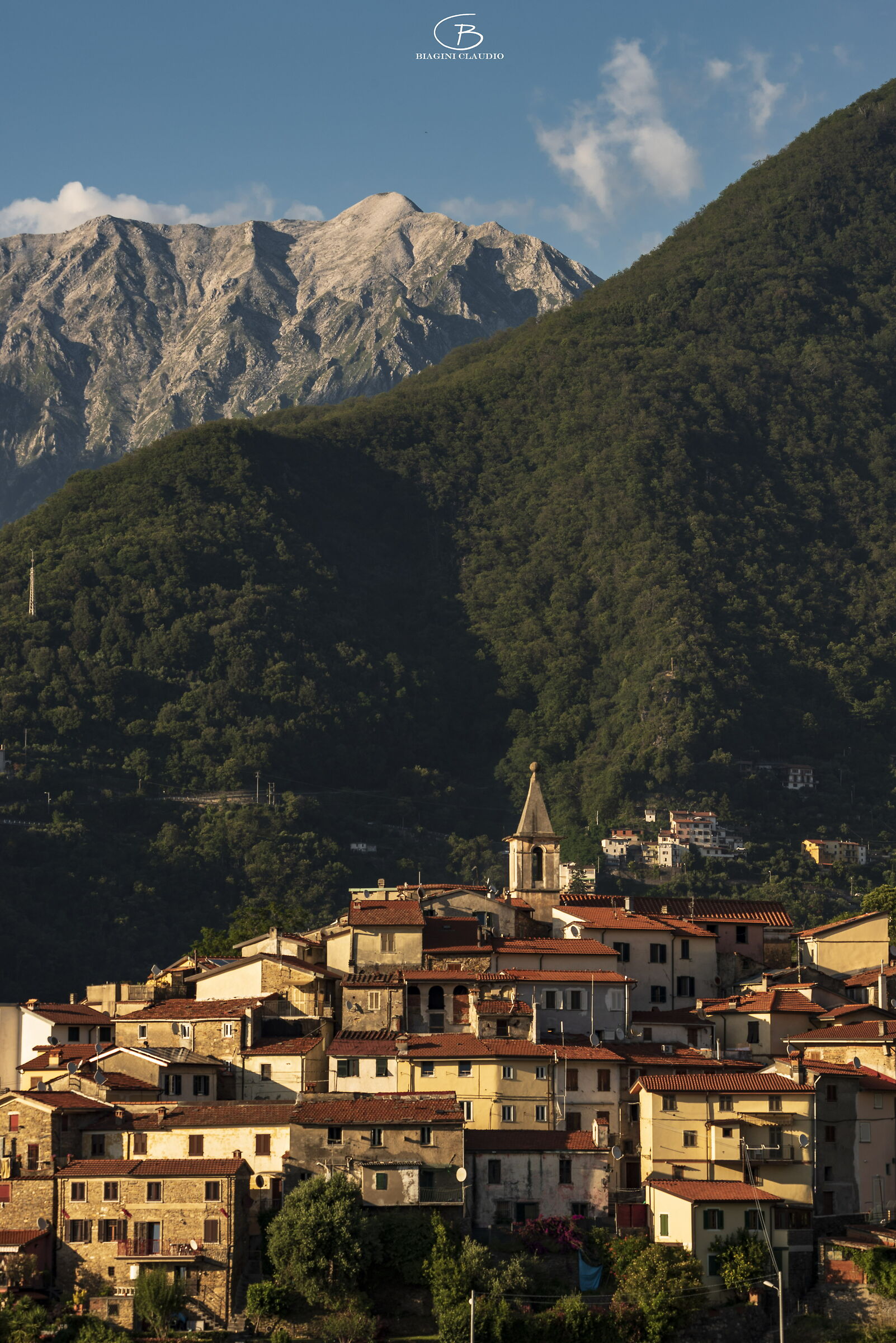 Pariana,il bosco di Antona e il monte Tambura