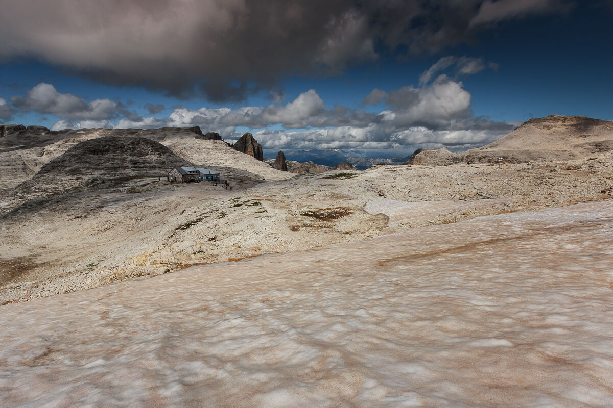 Pietre e neve verso il Boè ...