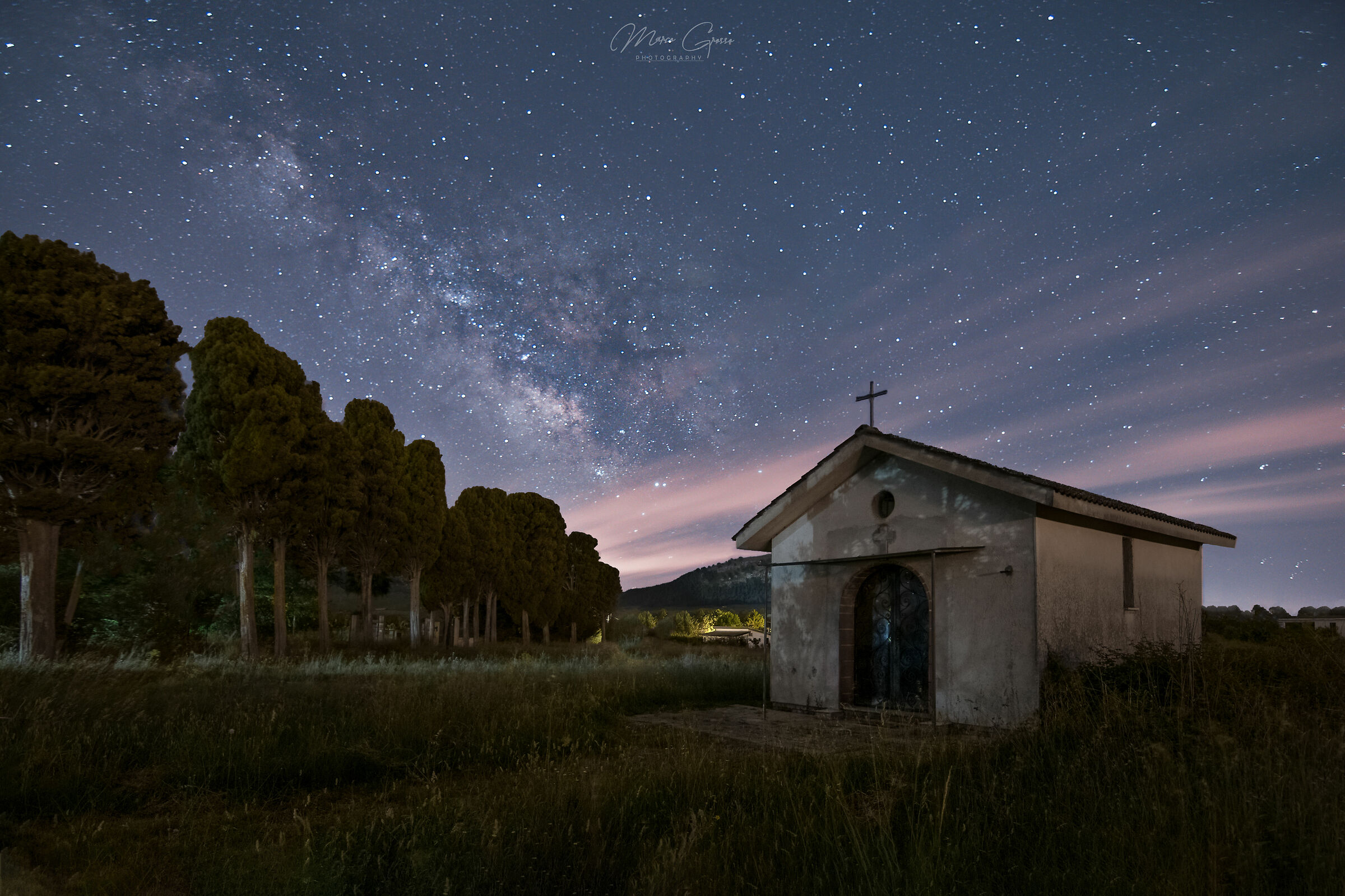 Via lattea sul vecchio cimitero