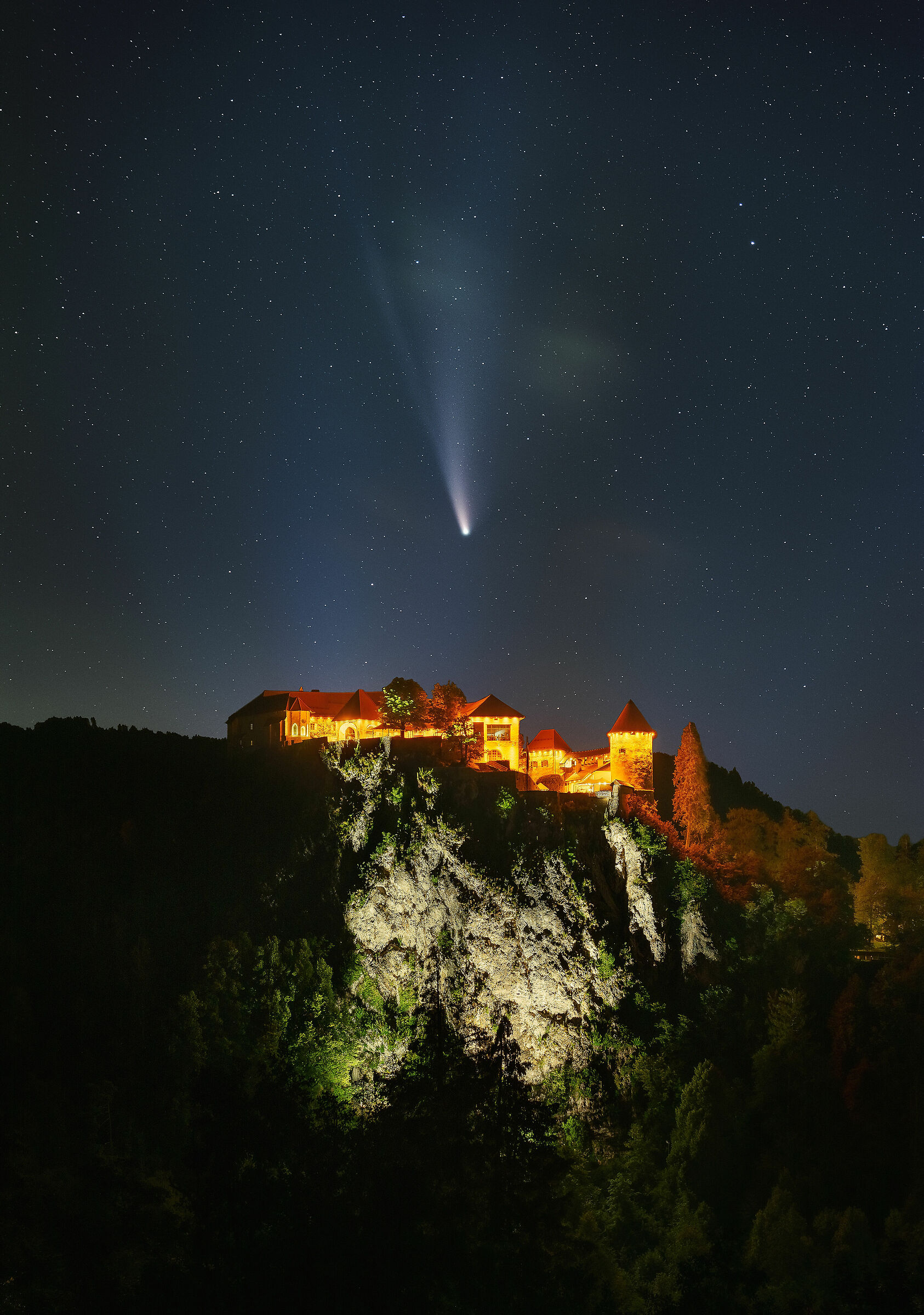 Cometa NEOWISE sopra il castello di Bled