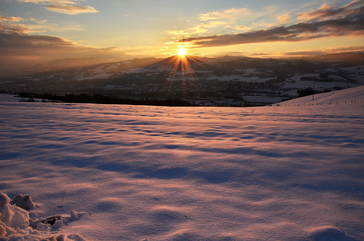 Tramonto sui colli innevati