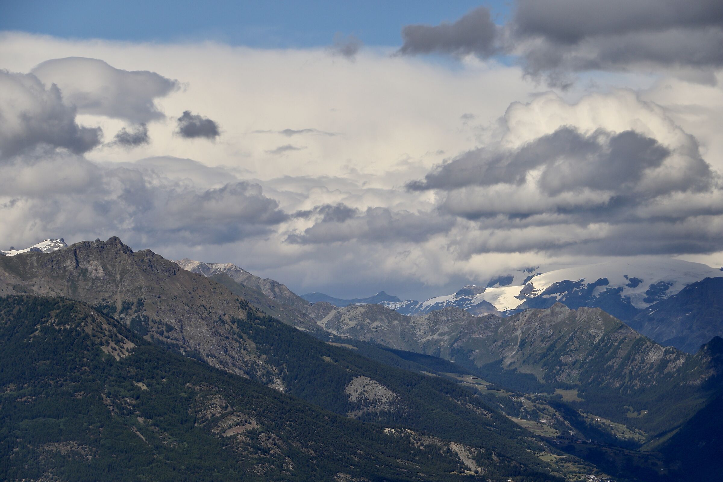 Il Grand Combin, tra nuvoloni, visto da Pila.
