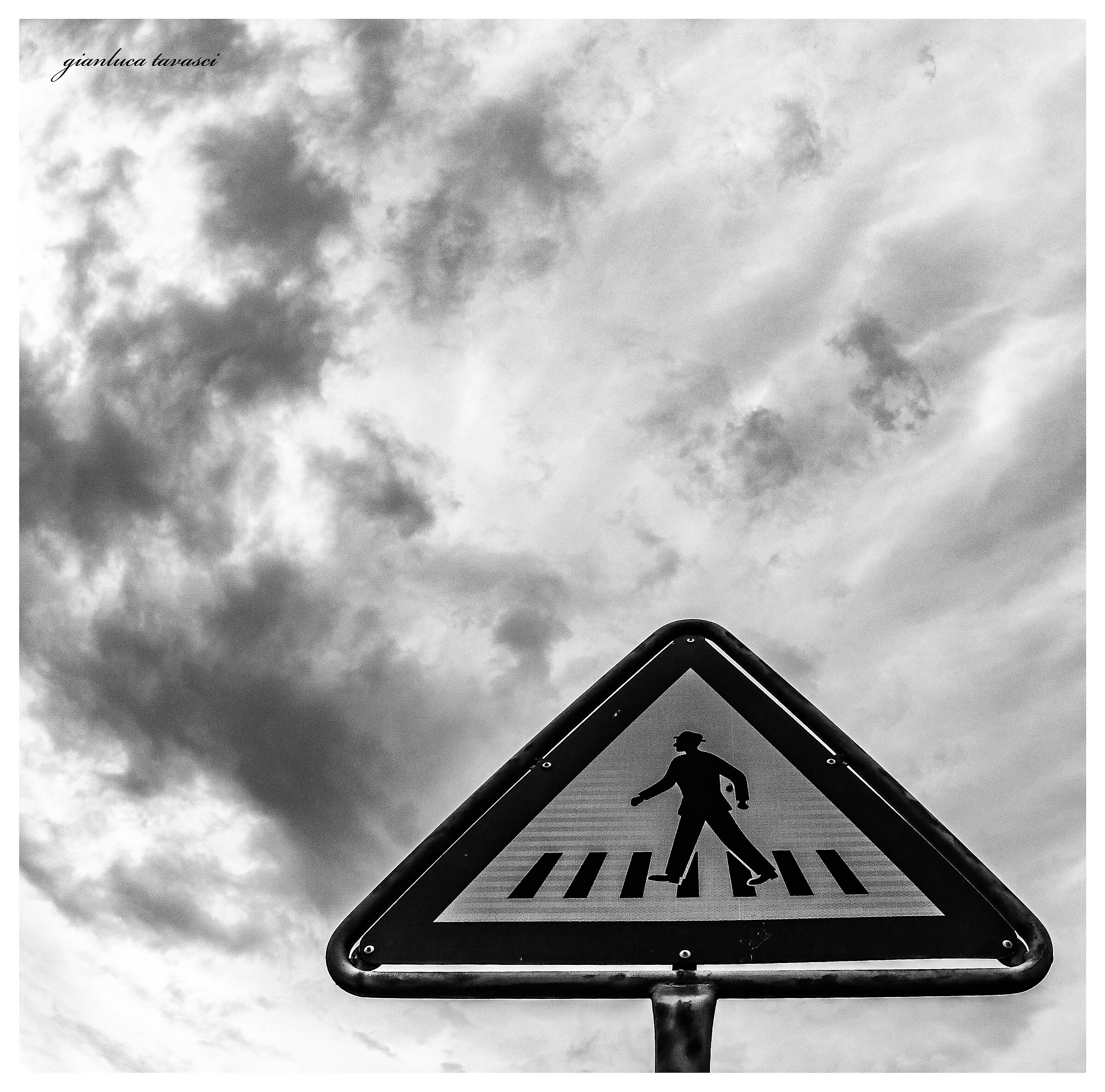 Attenzione! Persone con la testa fra le nuvole!