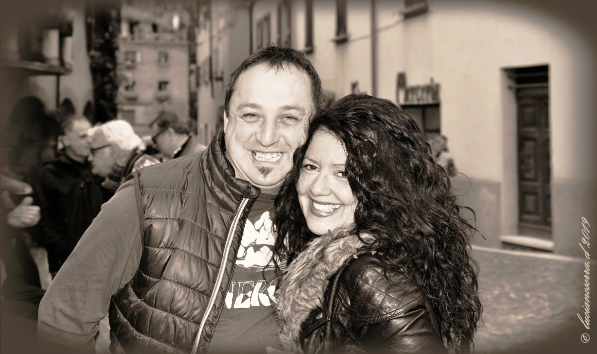 Foto ricordo per due spettatori alla 1000 Miglia 2019