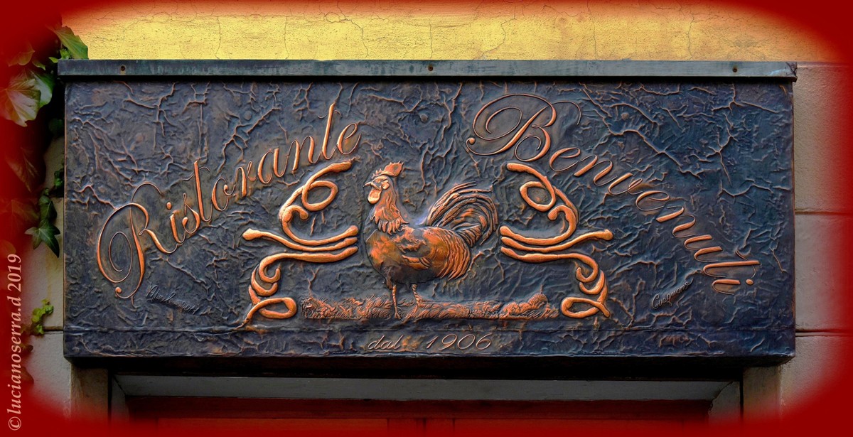 Insegna in rame sbalzato