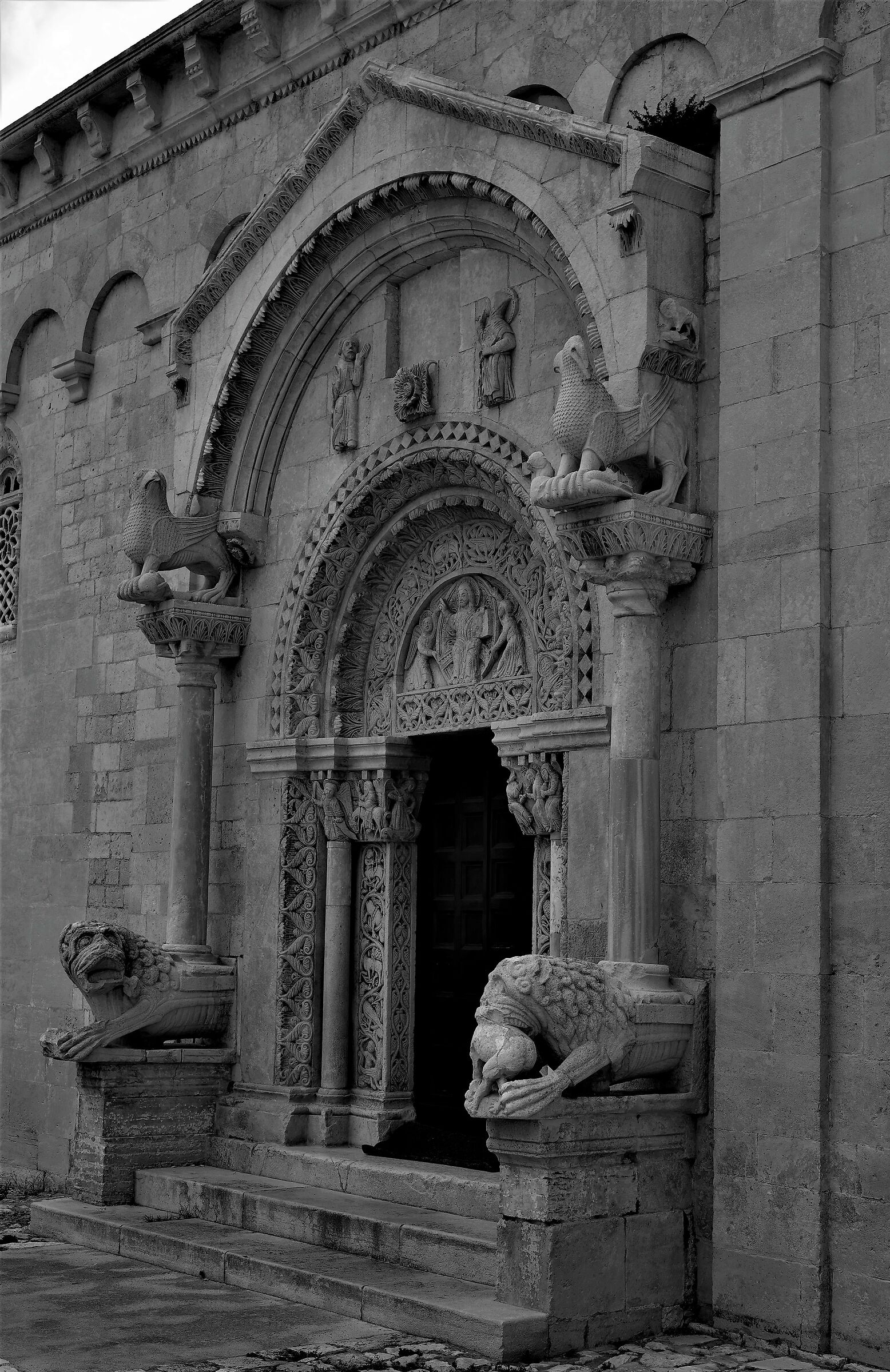 PortalA Abbey of S.Leonardo