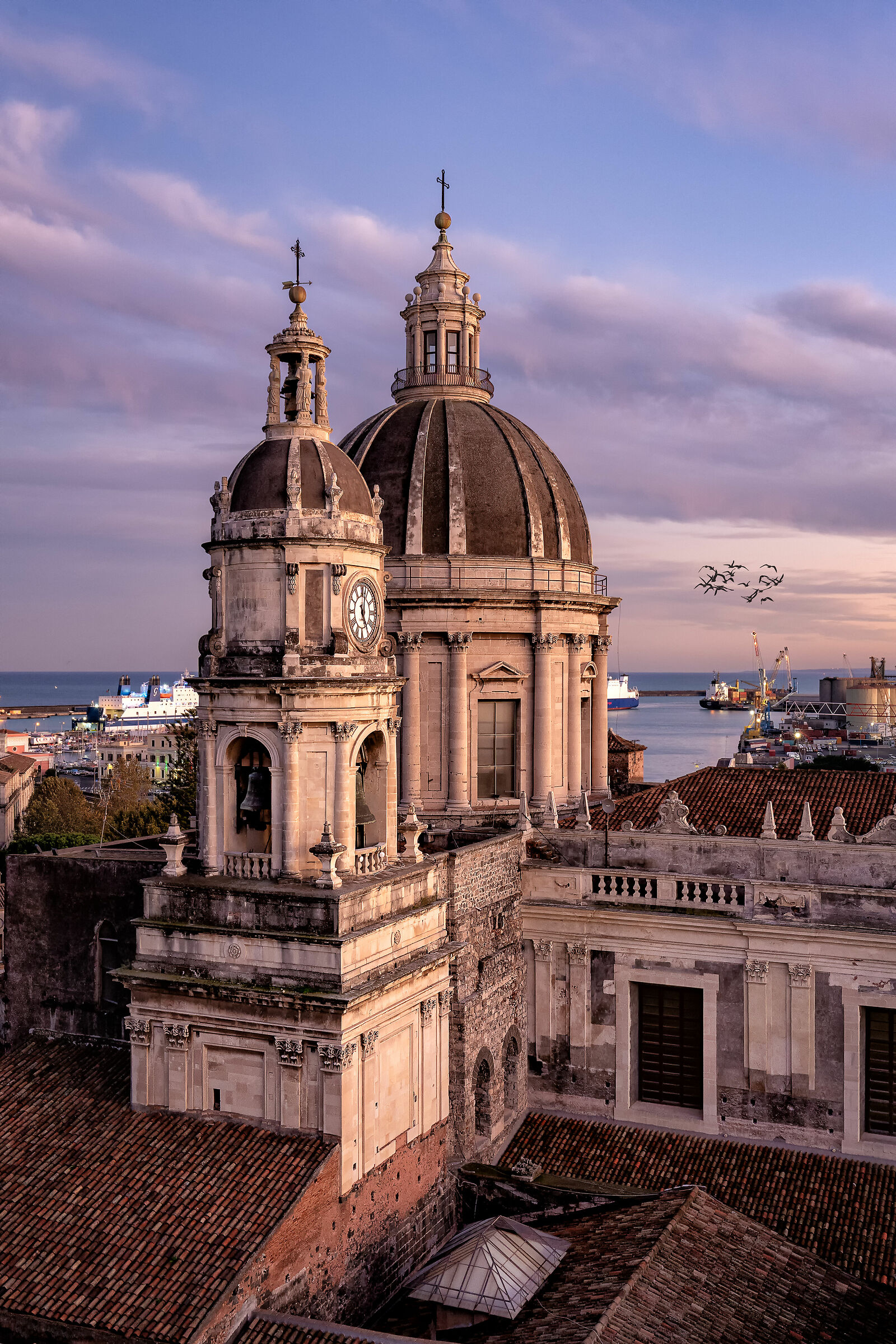 Catania, glimpse Duomo sea view