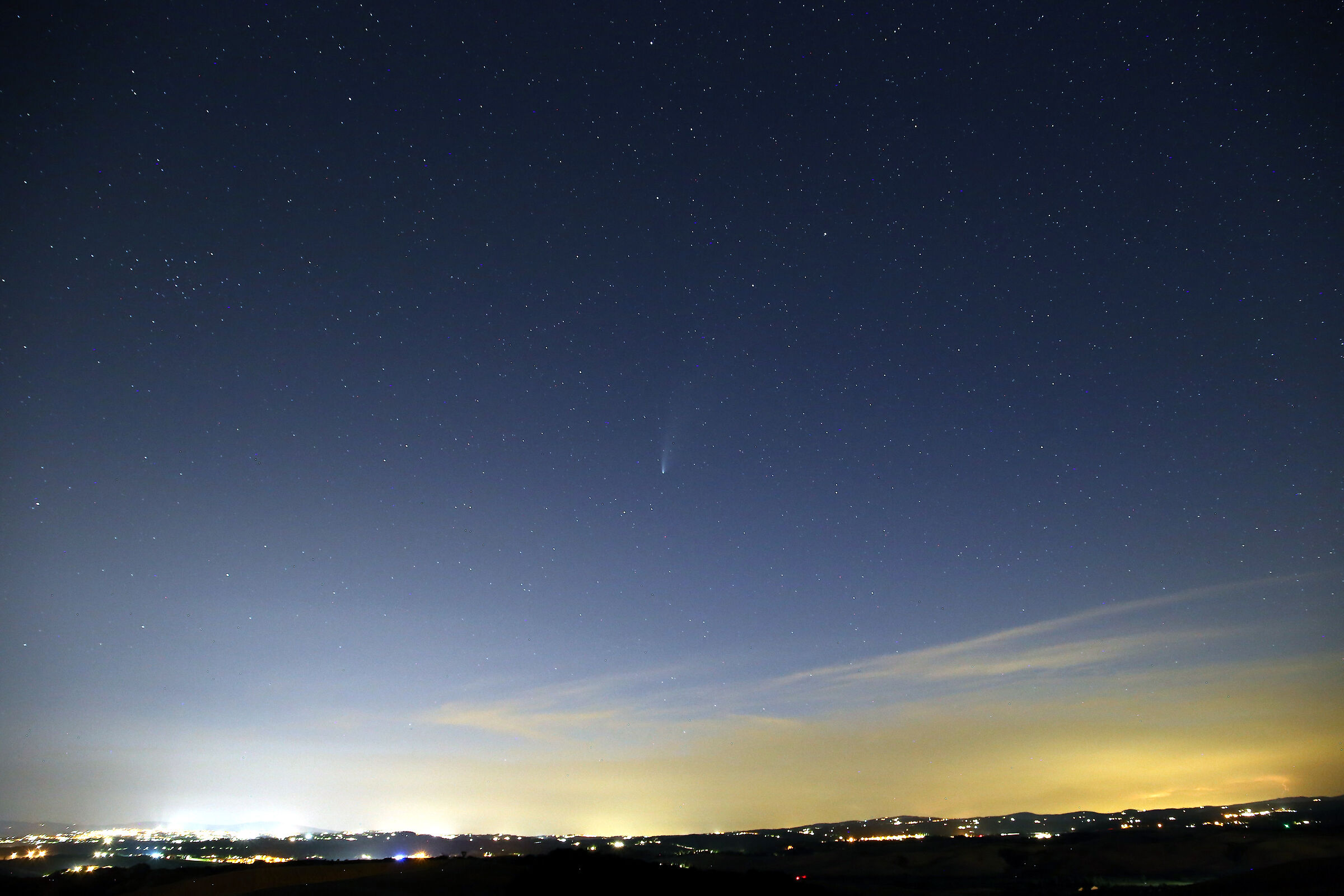 la cometa c/2020 f3 (neowise), sopra la città di sien...