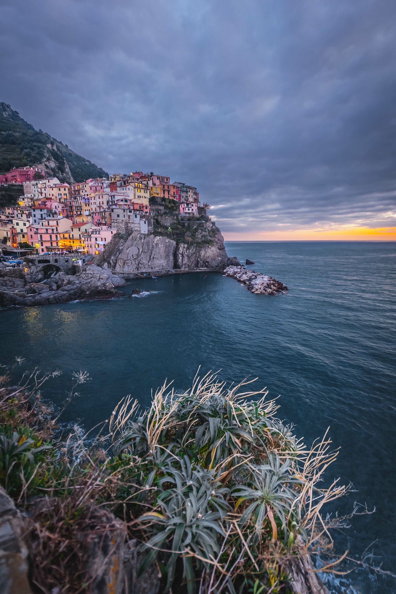 Manarola in un cupo tramonto