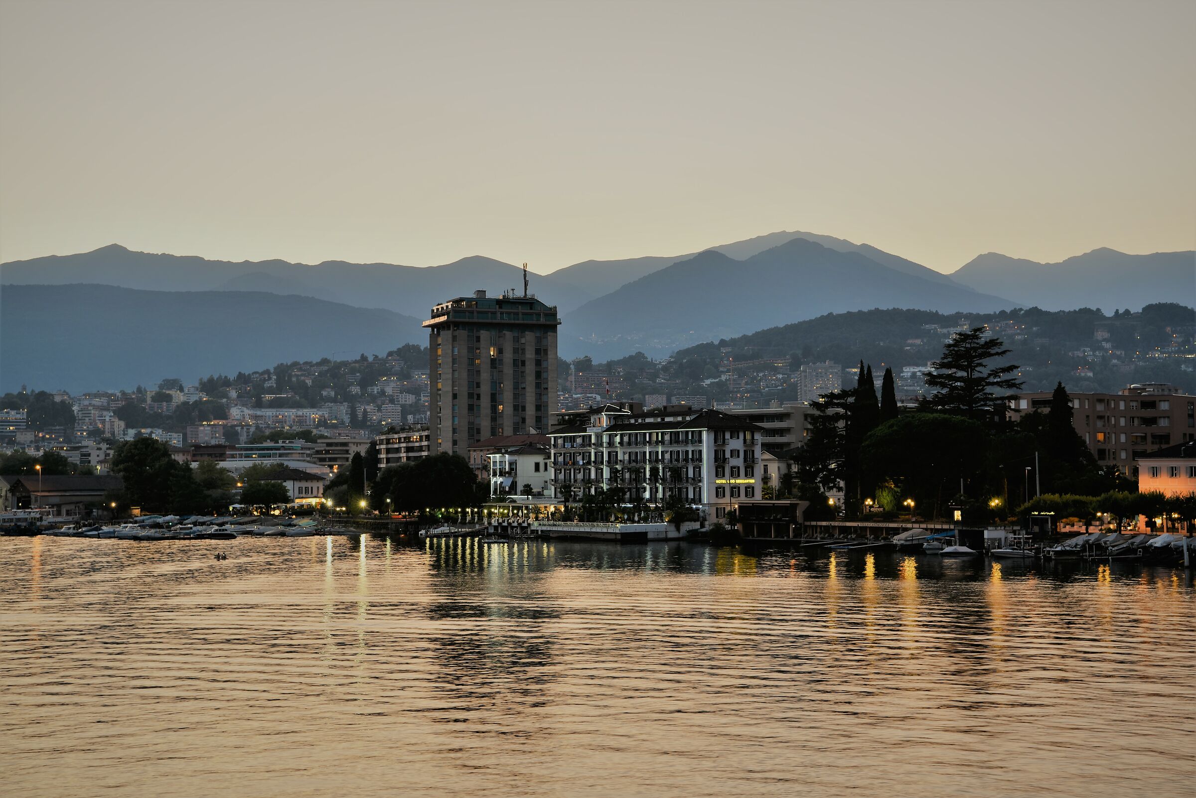 Lugano all'imbrunire