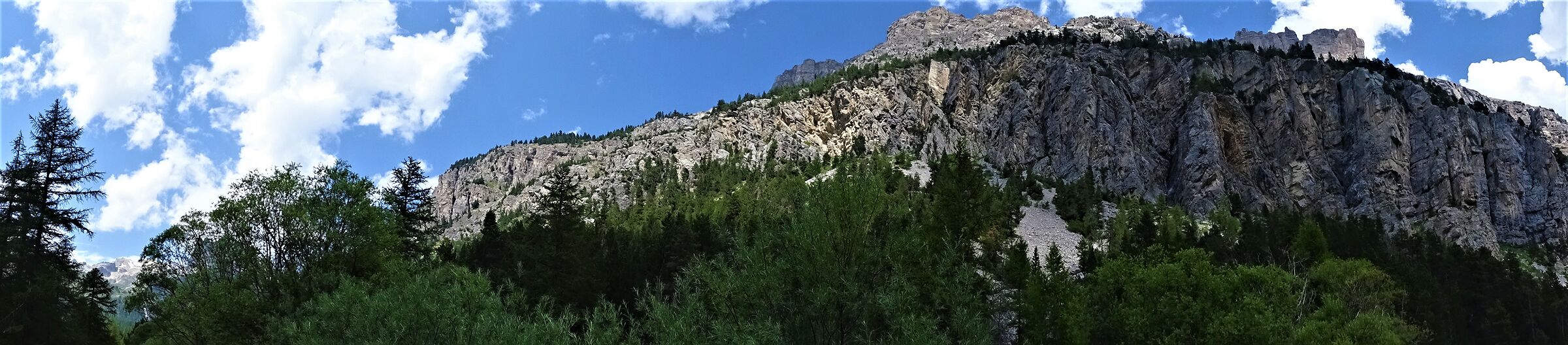 panorama mountains in narrow valley.