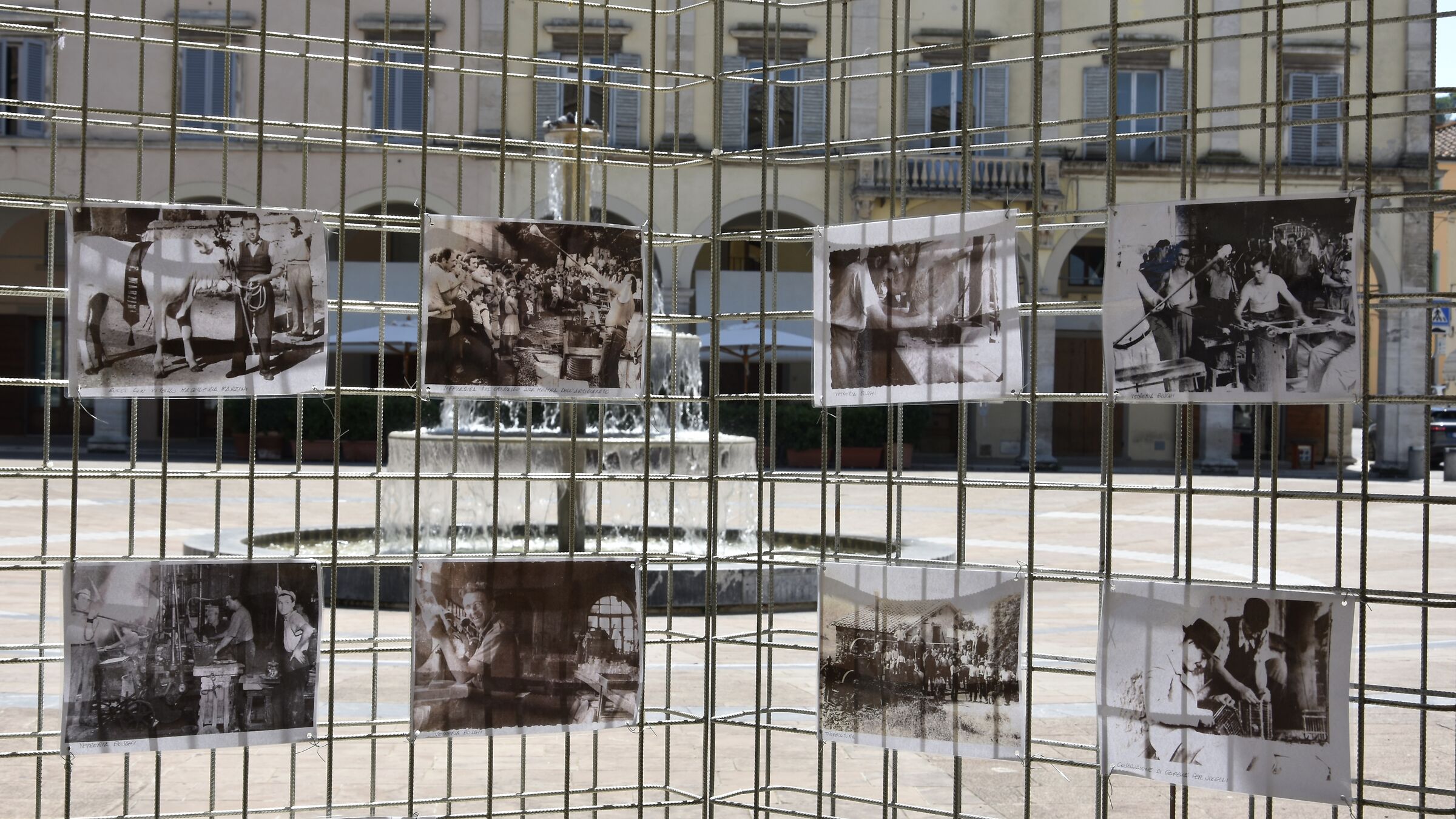 La mostra in piazza
