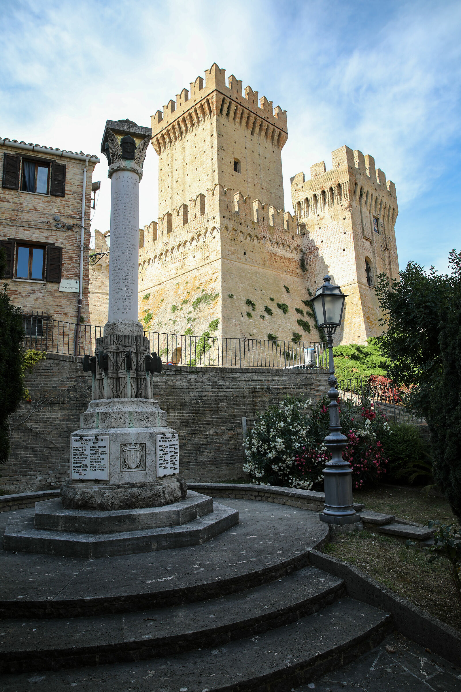 Offagna Rock and Monument to the Fallen