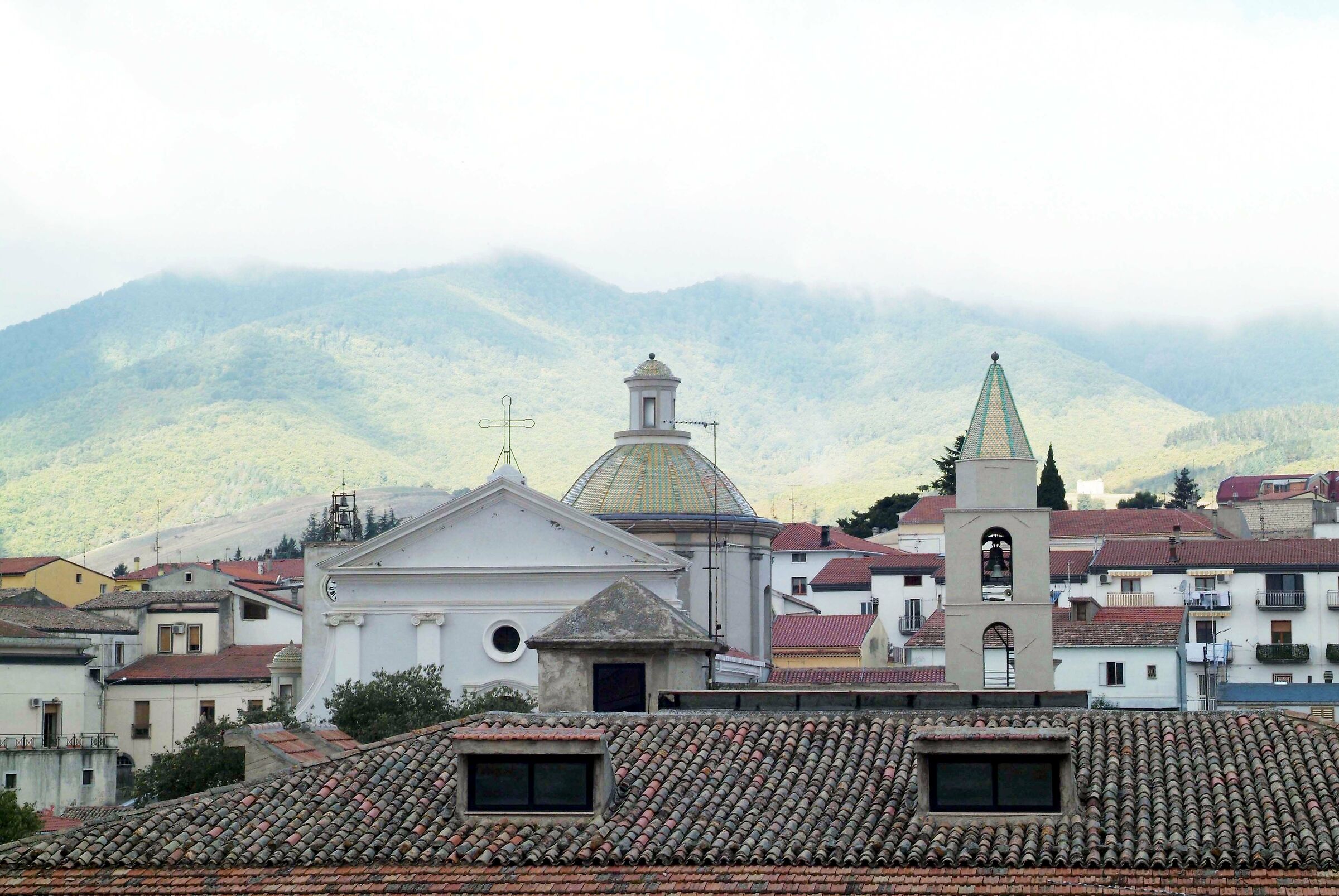 la chiesa e il monte Vulture nuvoloso