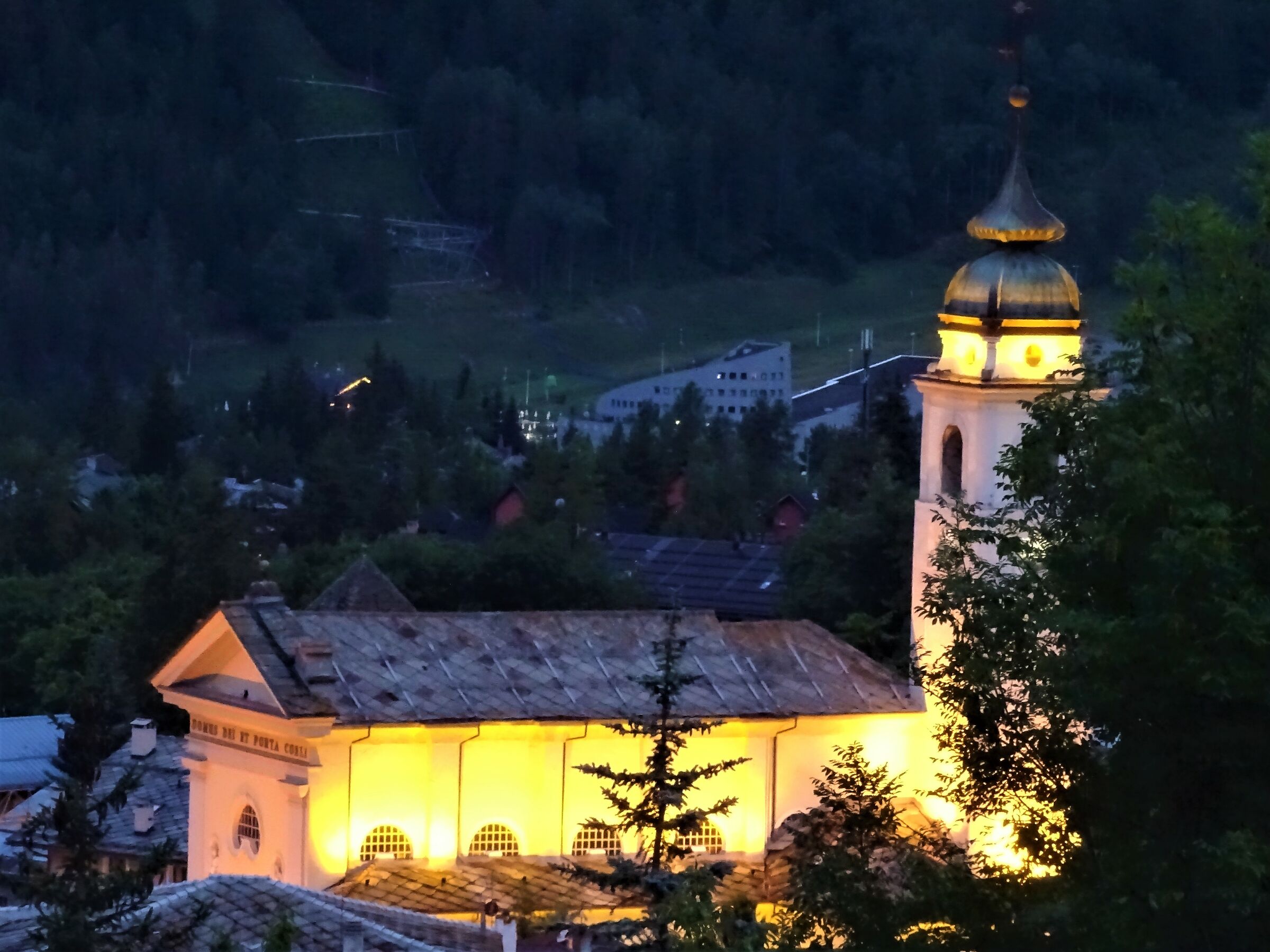 chiesa illuminata al tramonto in bardonecchia..