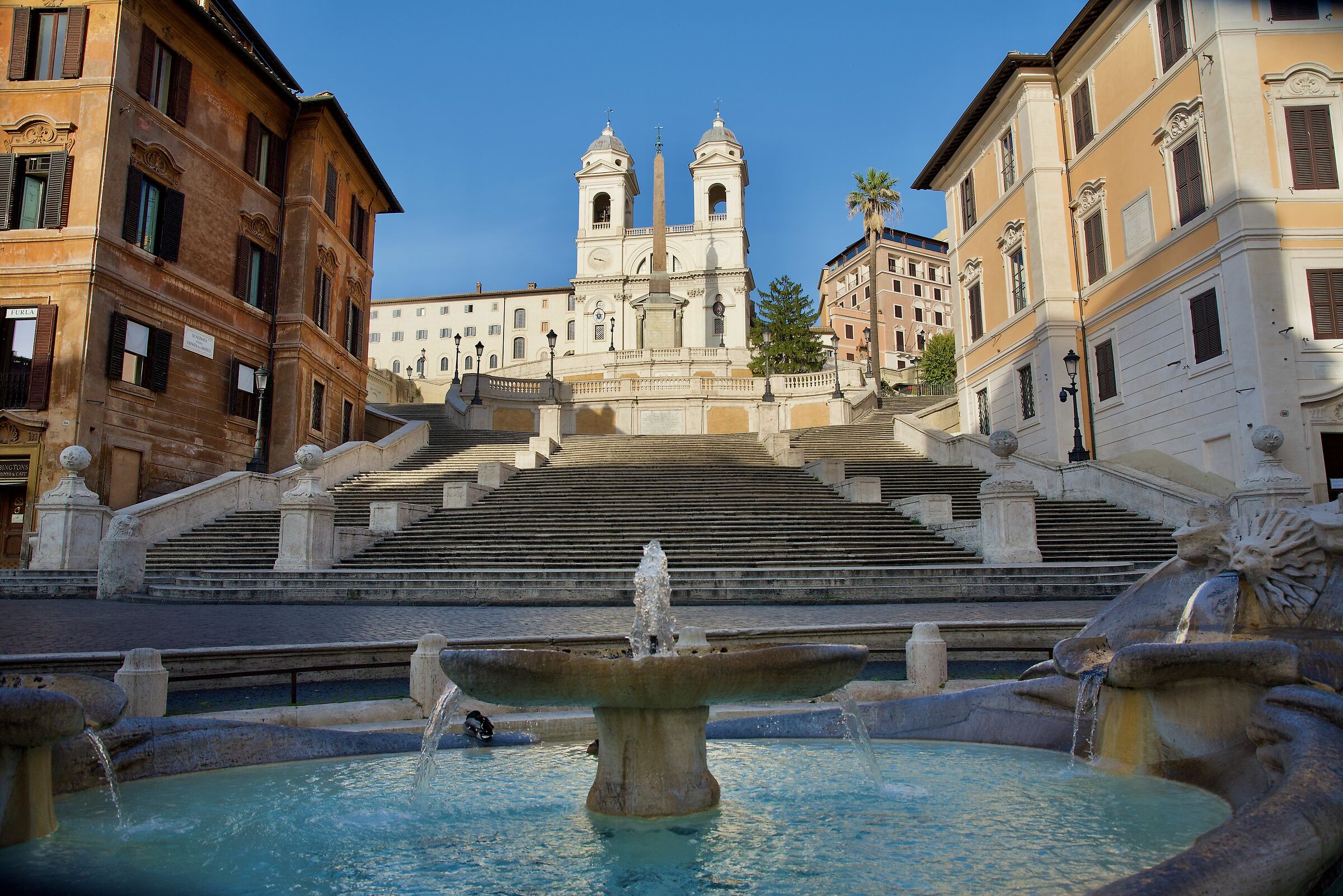 piazza di Spagna in solitudine