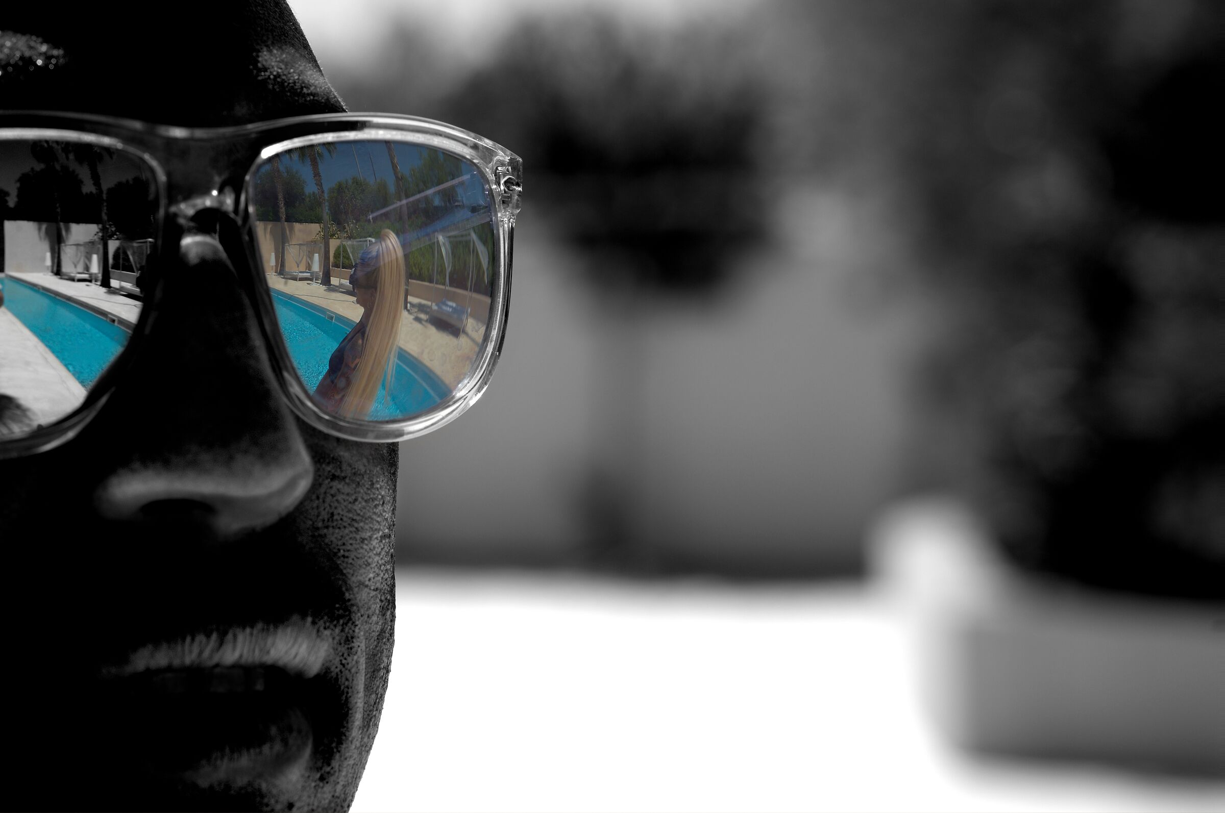 The world inside the mirror