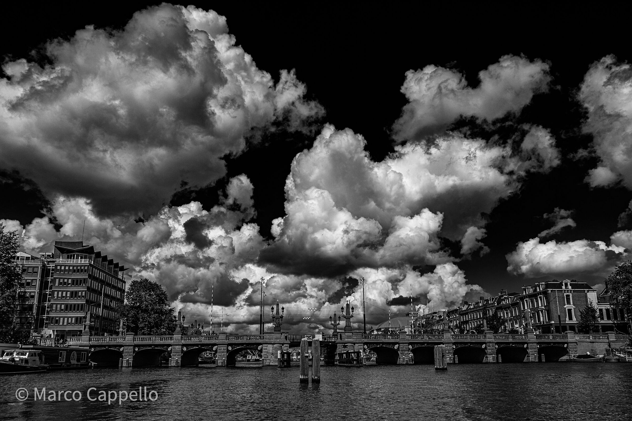 I canali di Amsterdam in bianconero