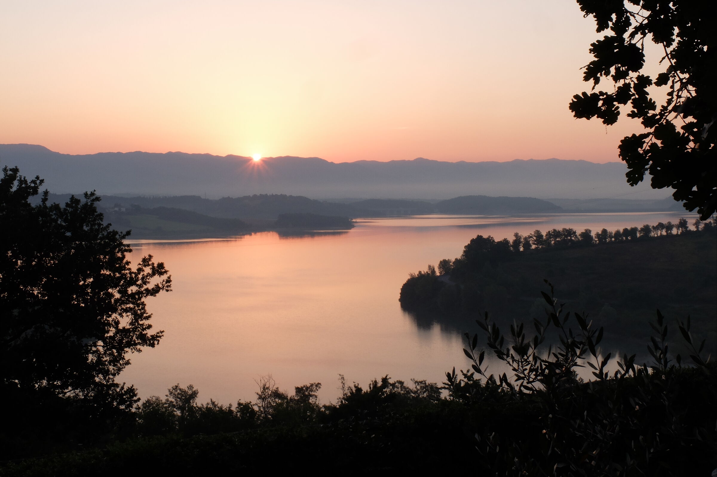 Alba sul lago di Bilancino (fi)