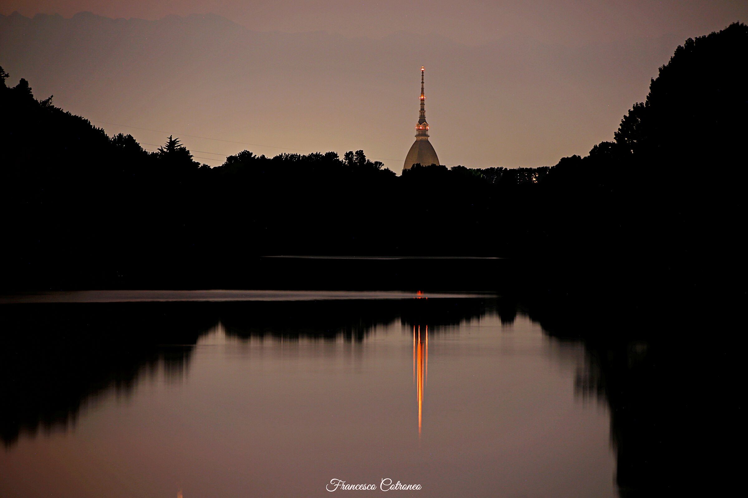 Mole Antonelliana con riflesso sul fiume
