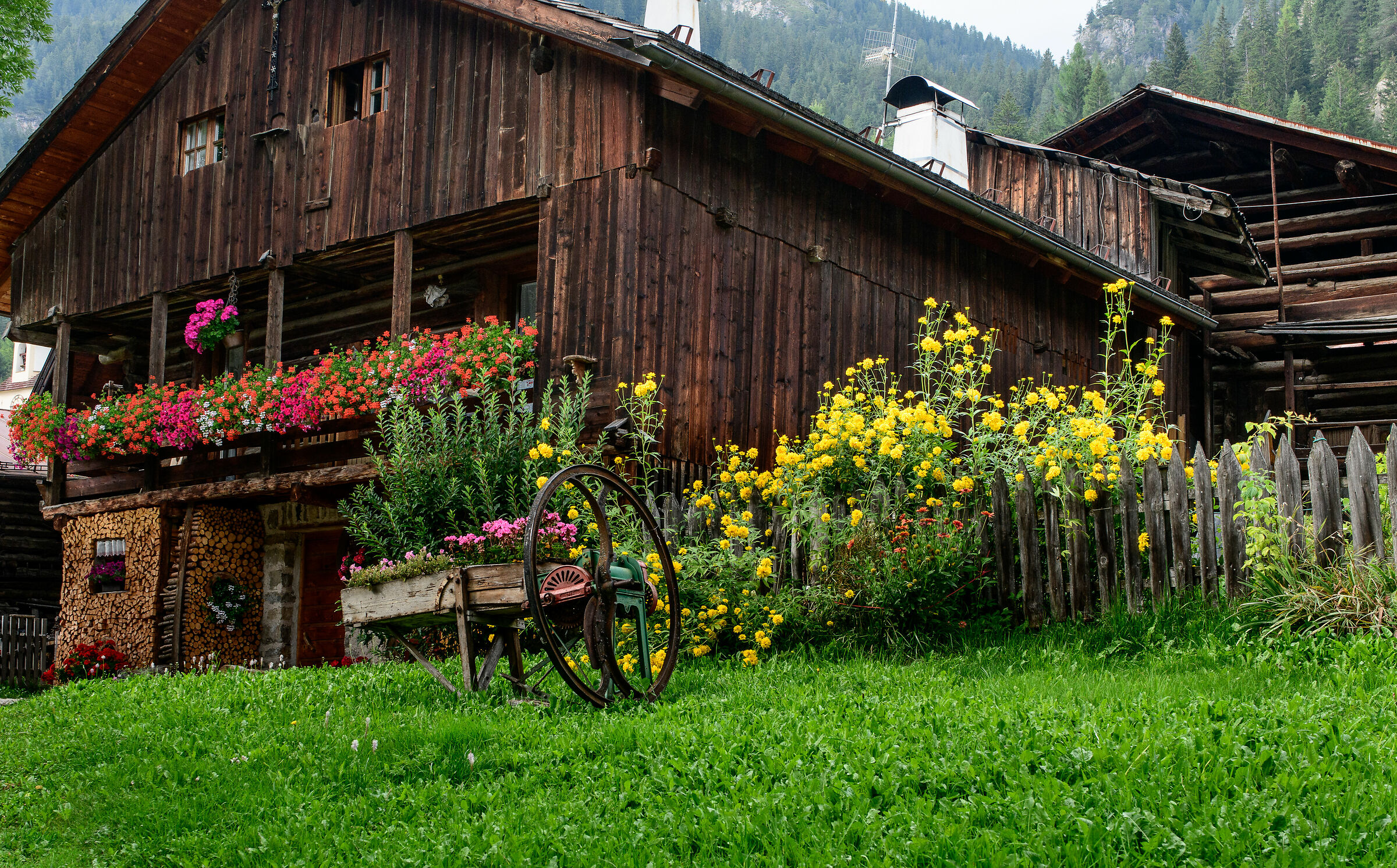 Dolomiti-Canazei (tn), urban furniture