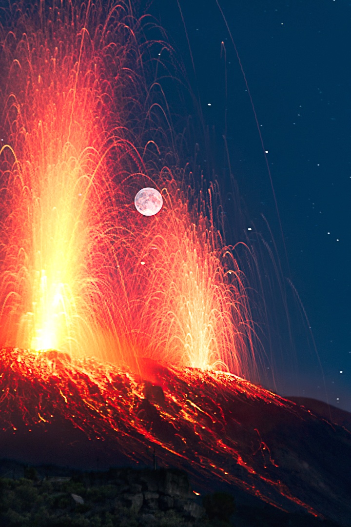 Eruzione allo Stromboli durante la luna piena
