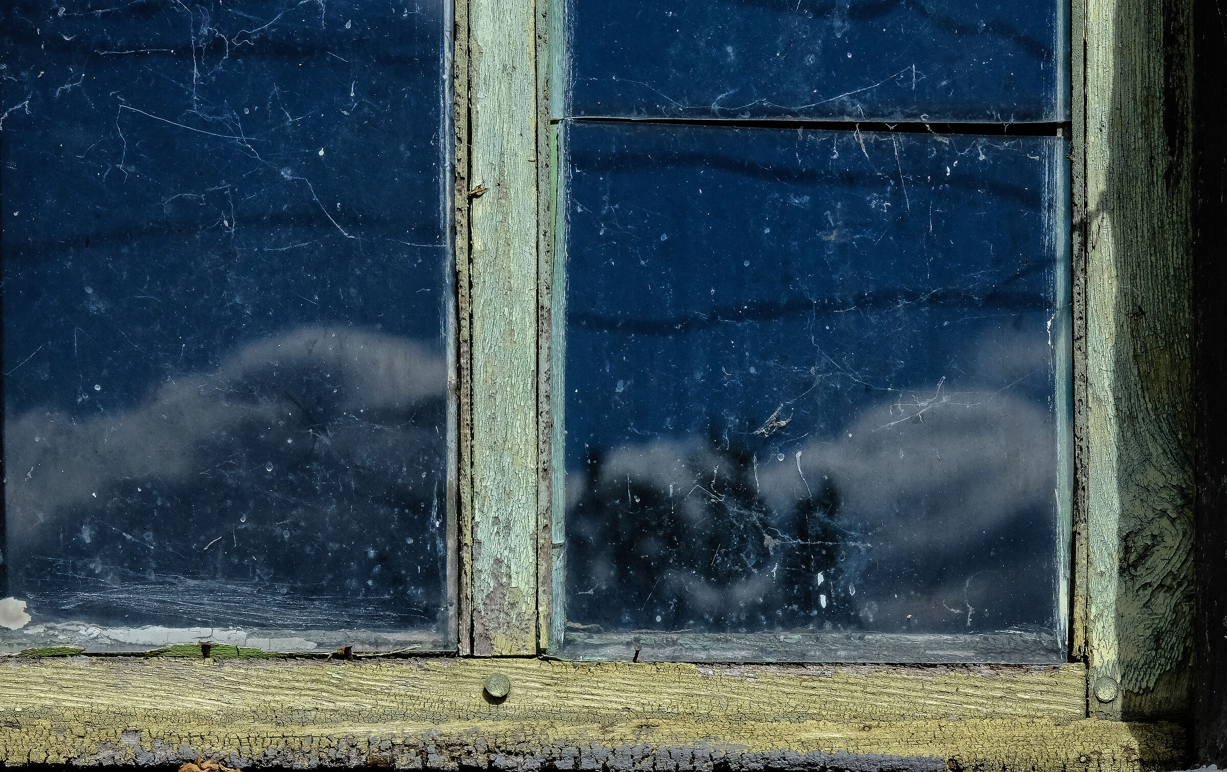 Anche le vecchie finestre a volte riflettono il cielo