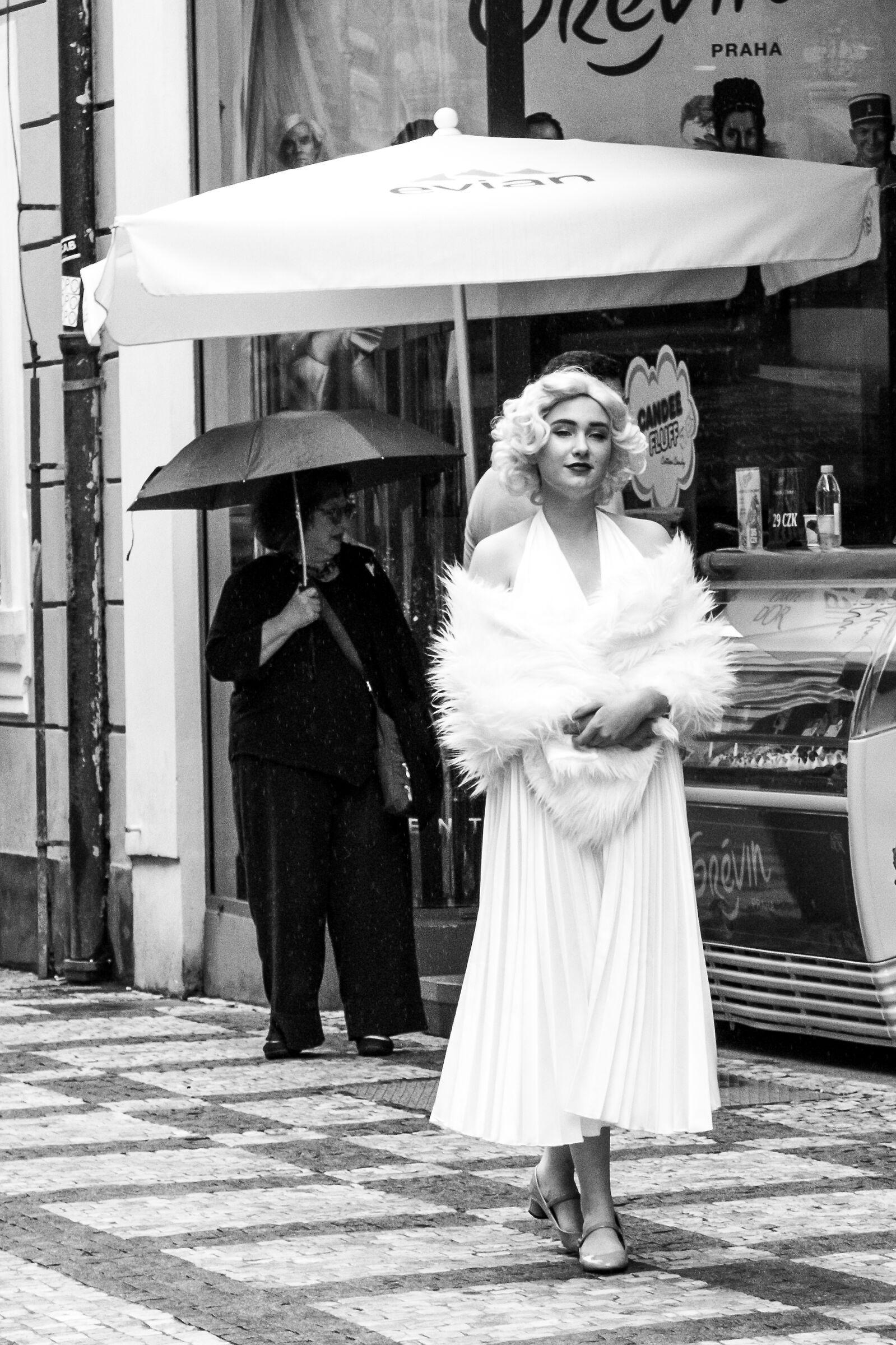 Donne ed ombrelli in bianco e nero