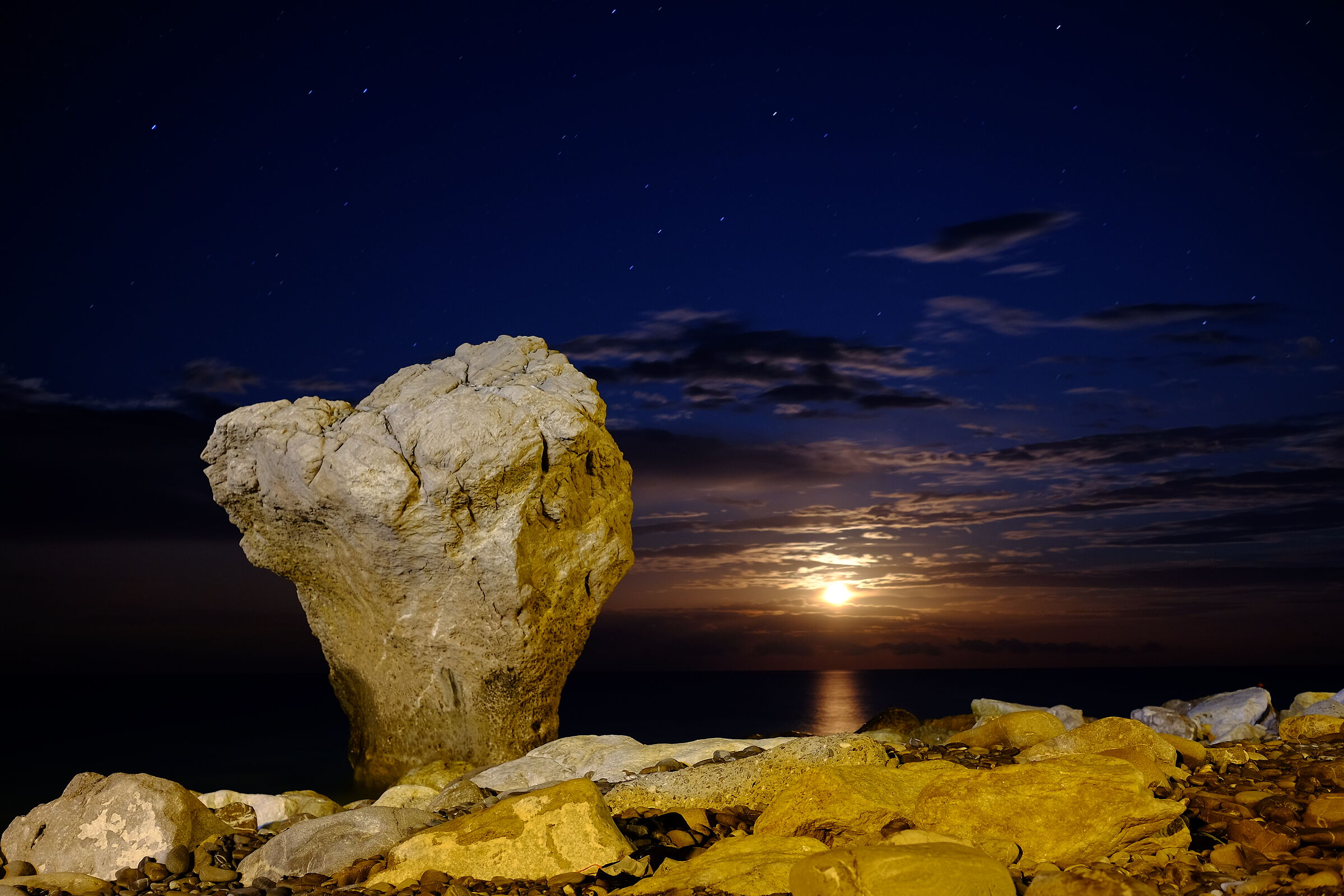 The Incudine rock at the rise of the Moon