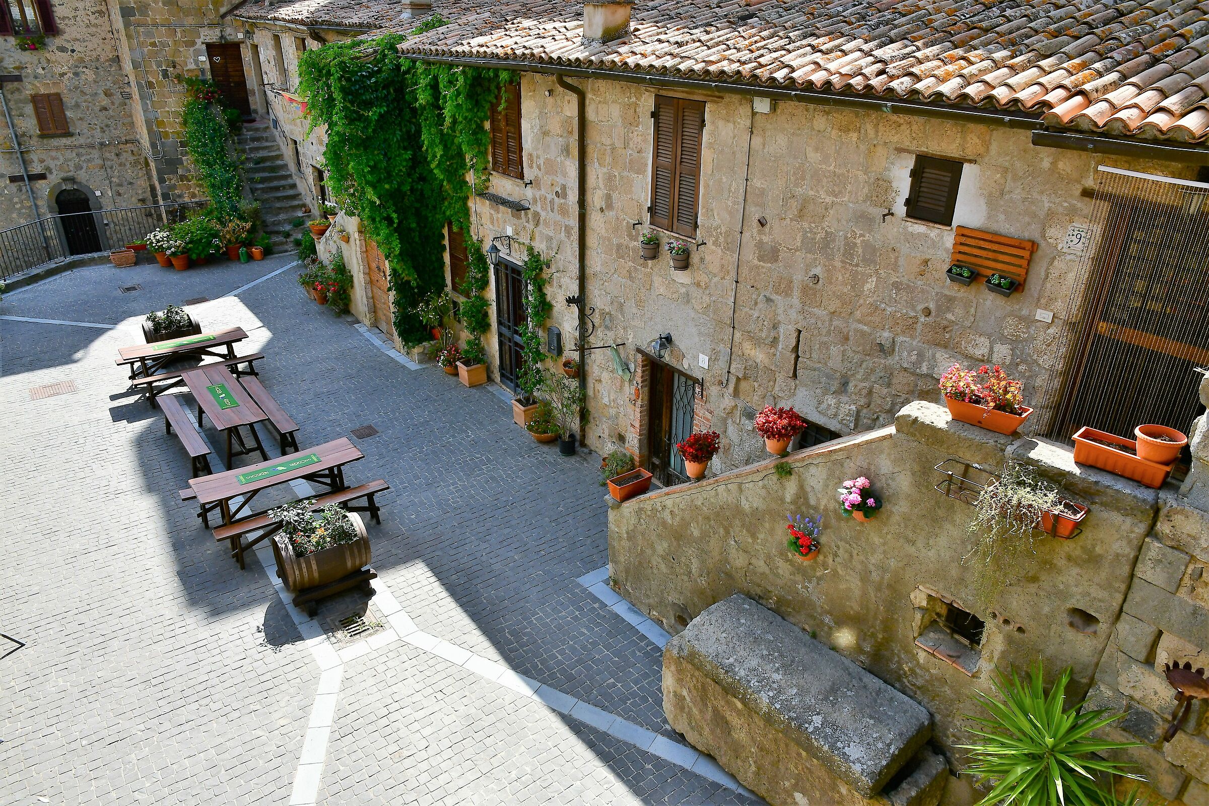bolsena, sotto il castello.