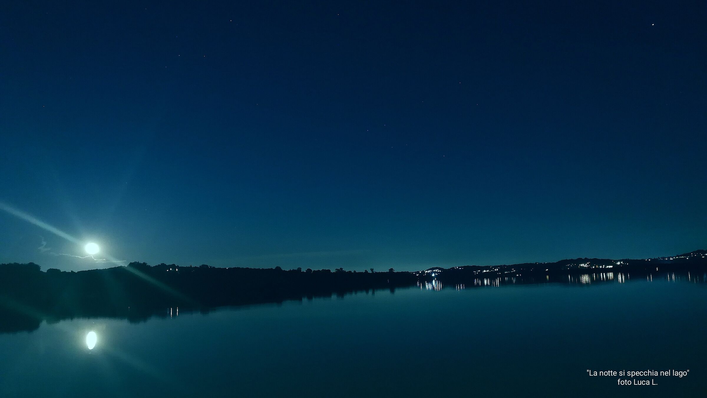 La notte si specchia nel lago