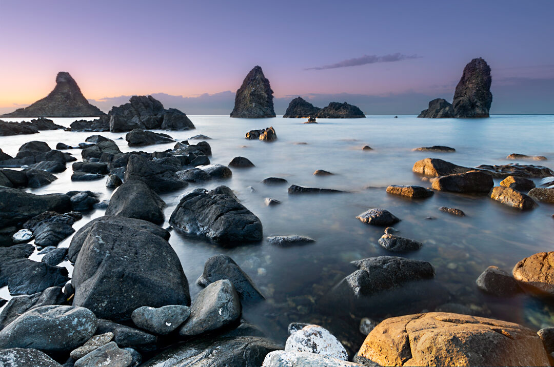 Alba ai faraglioni di Aci Trezza