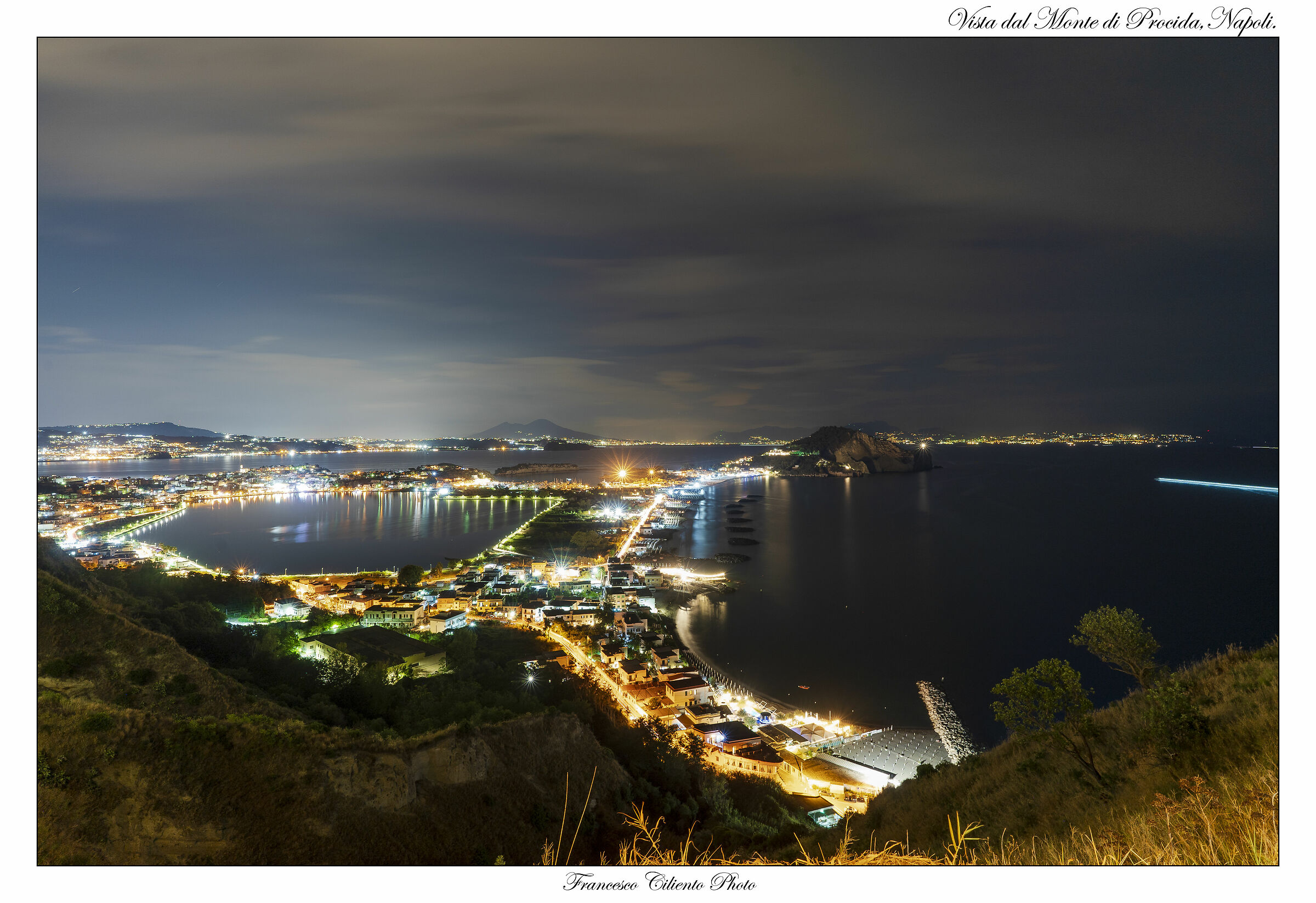 Monte di Procida (na) in notturna.