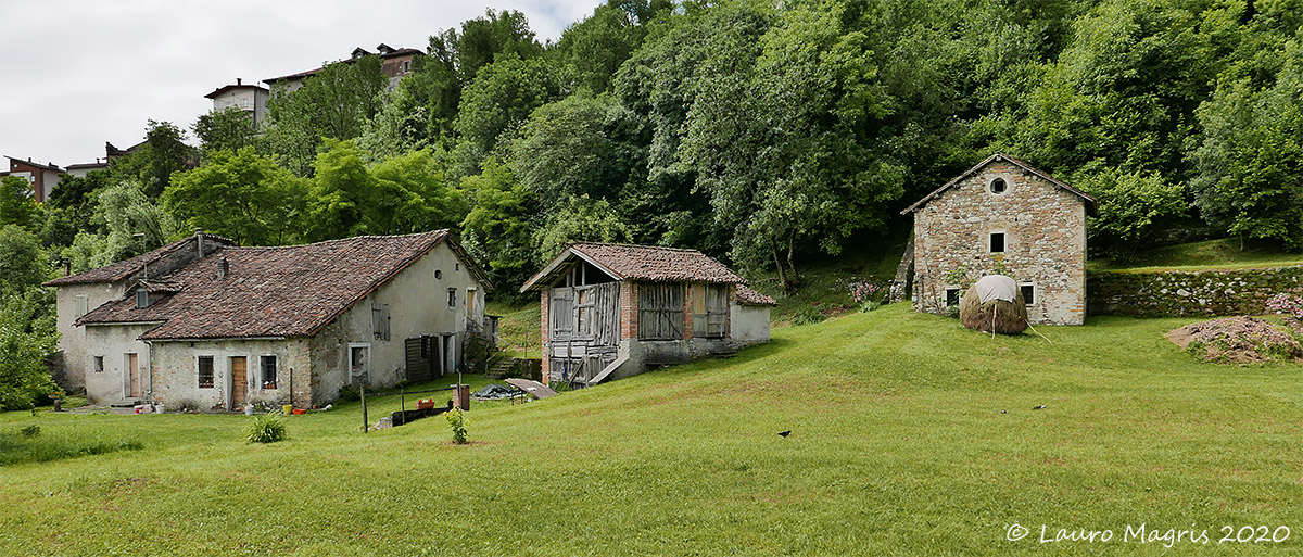 Ai piedi della Chiesa di Santa Maria dei Battuti (bl)