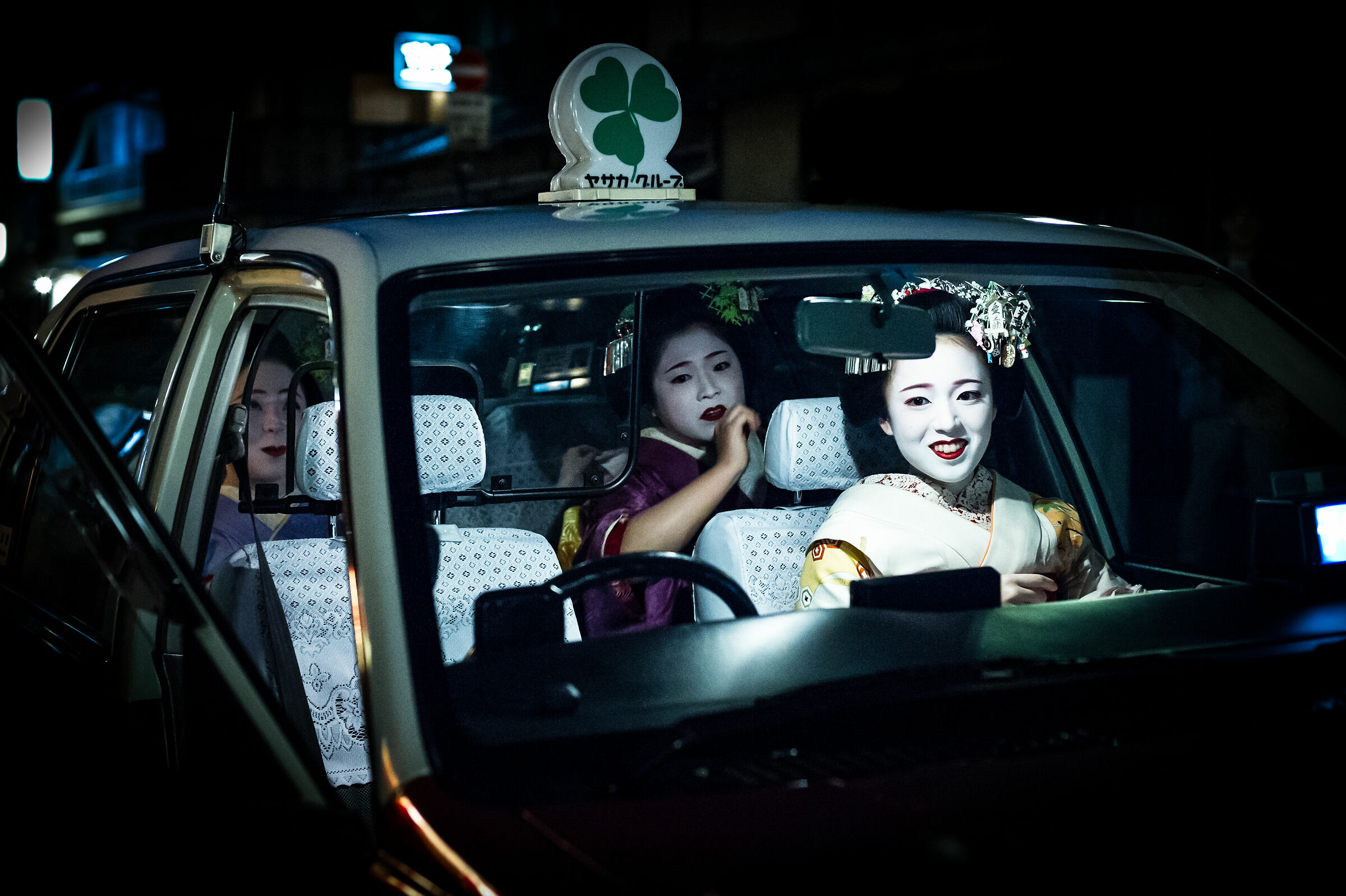 Tre Maiko in un taxi